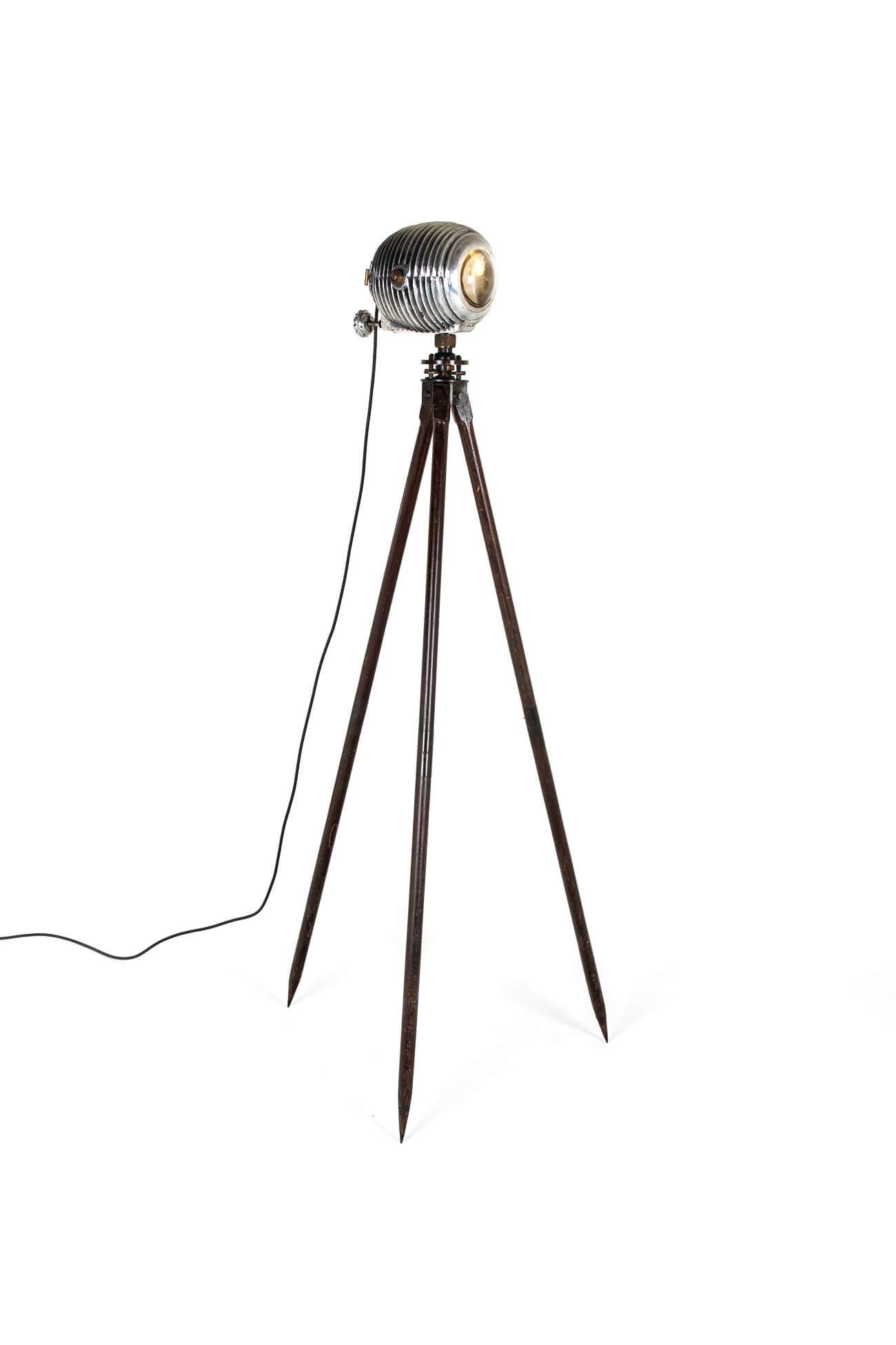 Art Deco Period Floor Standing Tripod Spot Light (Art déco) im Angebot