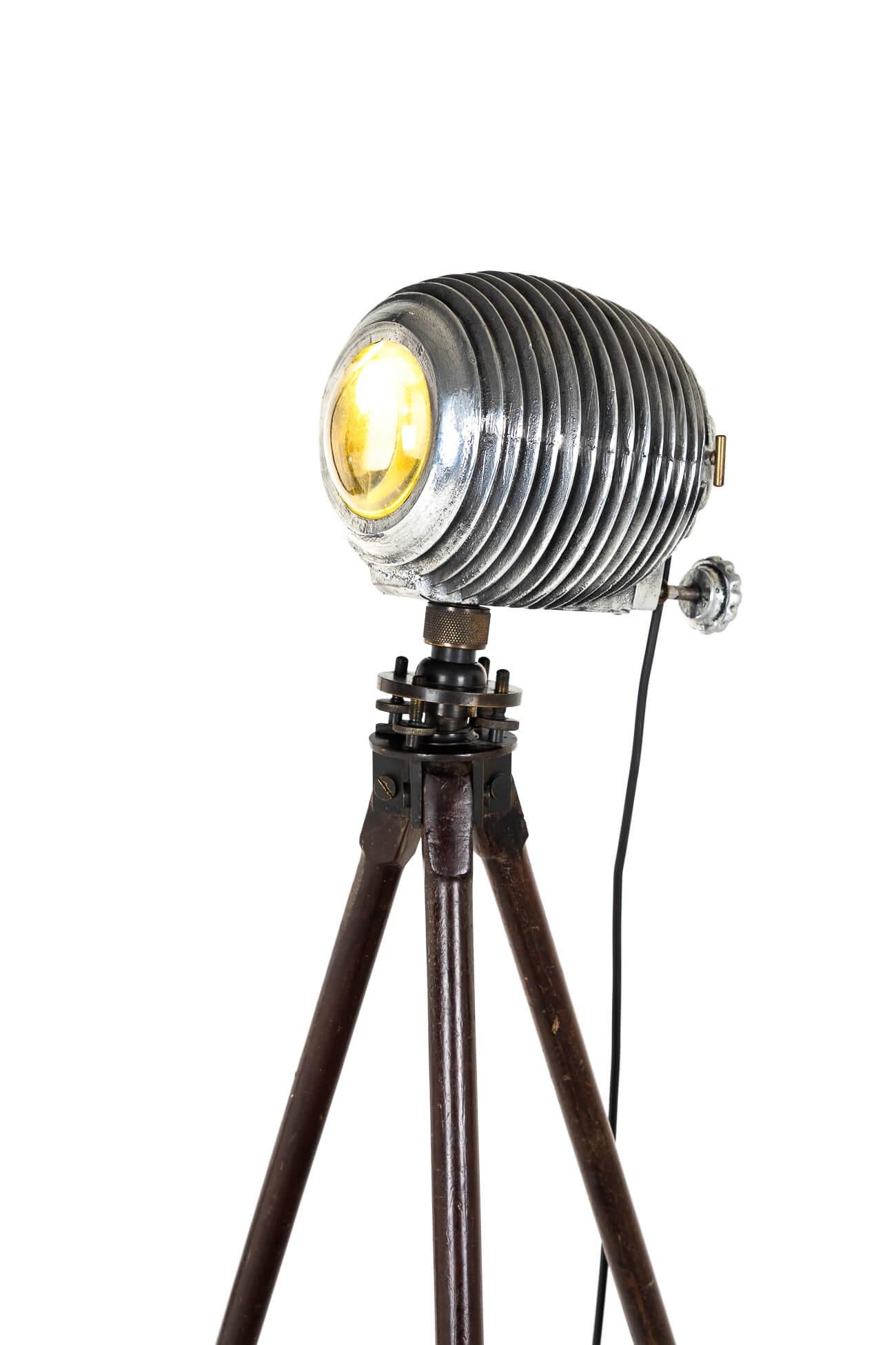 Art Deco Period Floor Standing Tripod Spot Light im Zustand „Hervorragend“ im Angebot in Faversham, GB