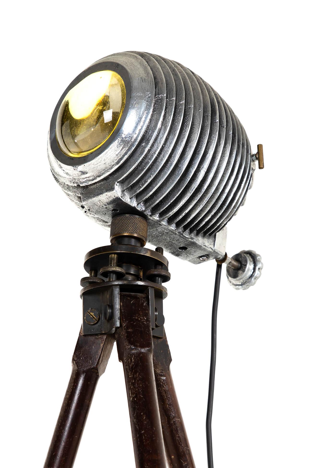 Art Deco Period Floor Standing Tripod Spot Light (20. Jahrhundert) im Angebot