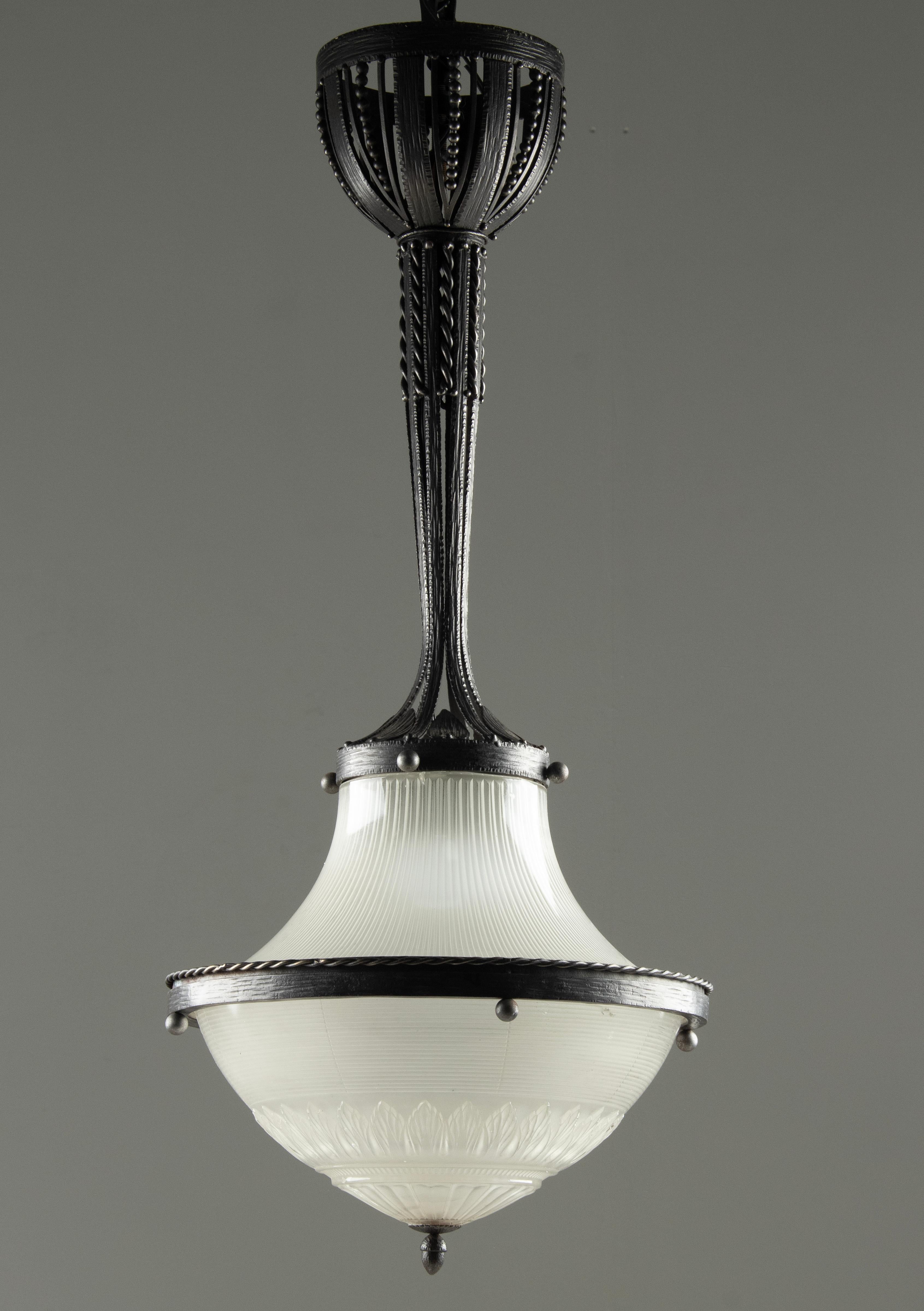 Art Deco Periode geschmiedetes Eisen Kronleuchter / Halle Weg Lampe (Art déco) im Angebot