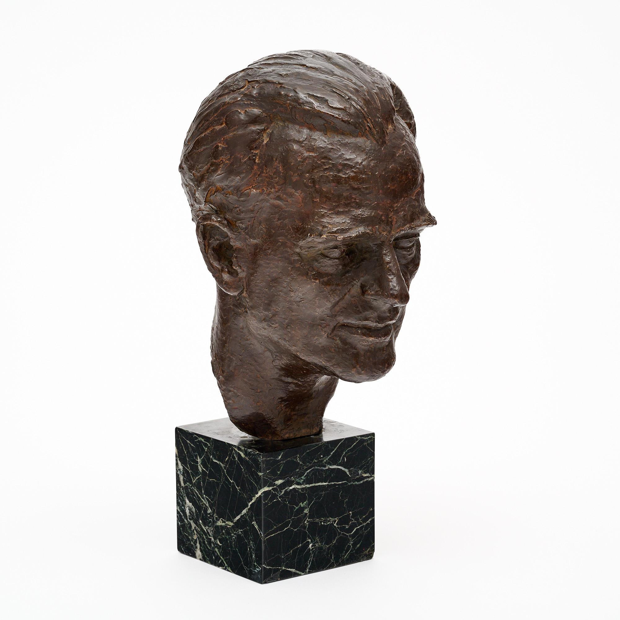 Busto vintage proveniente dalla Francia, realizzato in bronzo e sostenuto da una base in marmo. Questo pezzo presenta le sembianze di un uomo. Mostra il timbro della fonderia. Questo pezzo è in ottime condizioni d'epoca e presenta solo una lieve