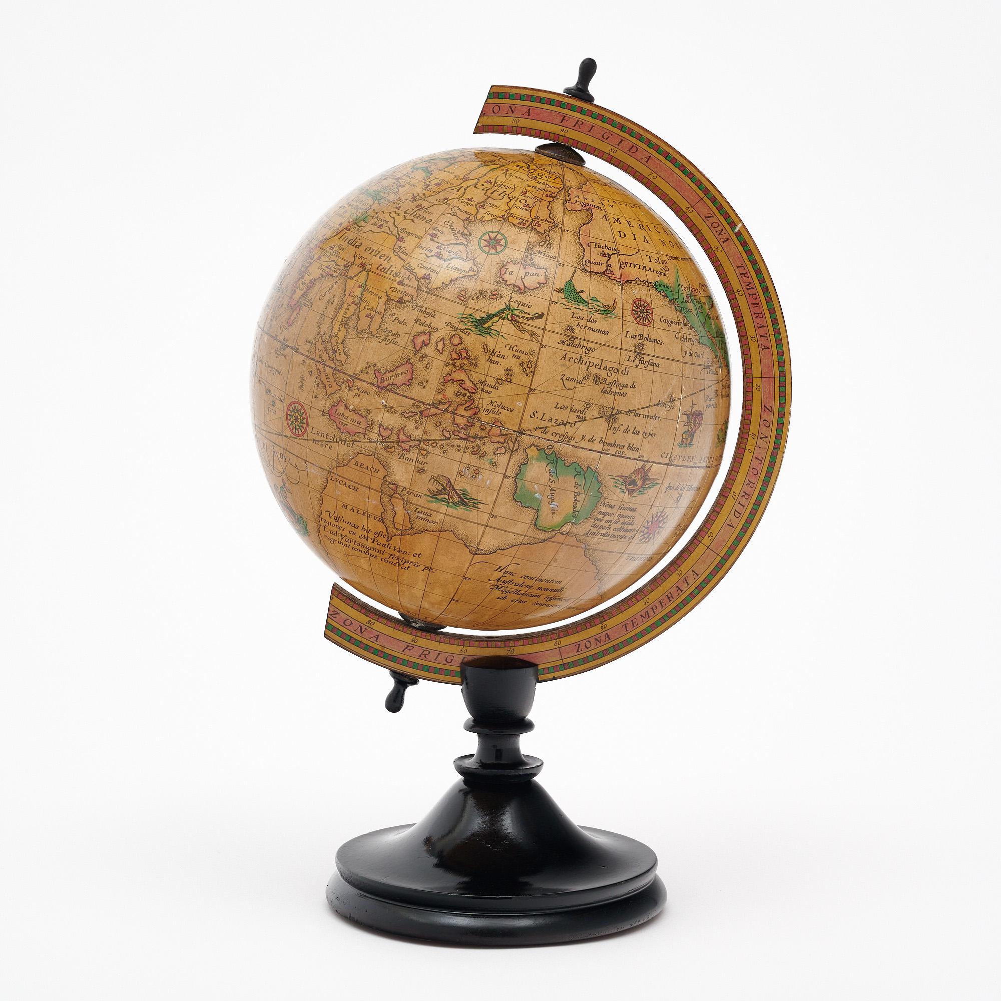 Mappamondo da tavolo del periodo Art Déco in Francia. Questo pezzo presenta una base ebanizzata e lucidata alla francese.
