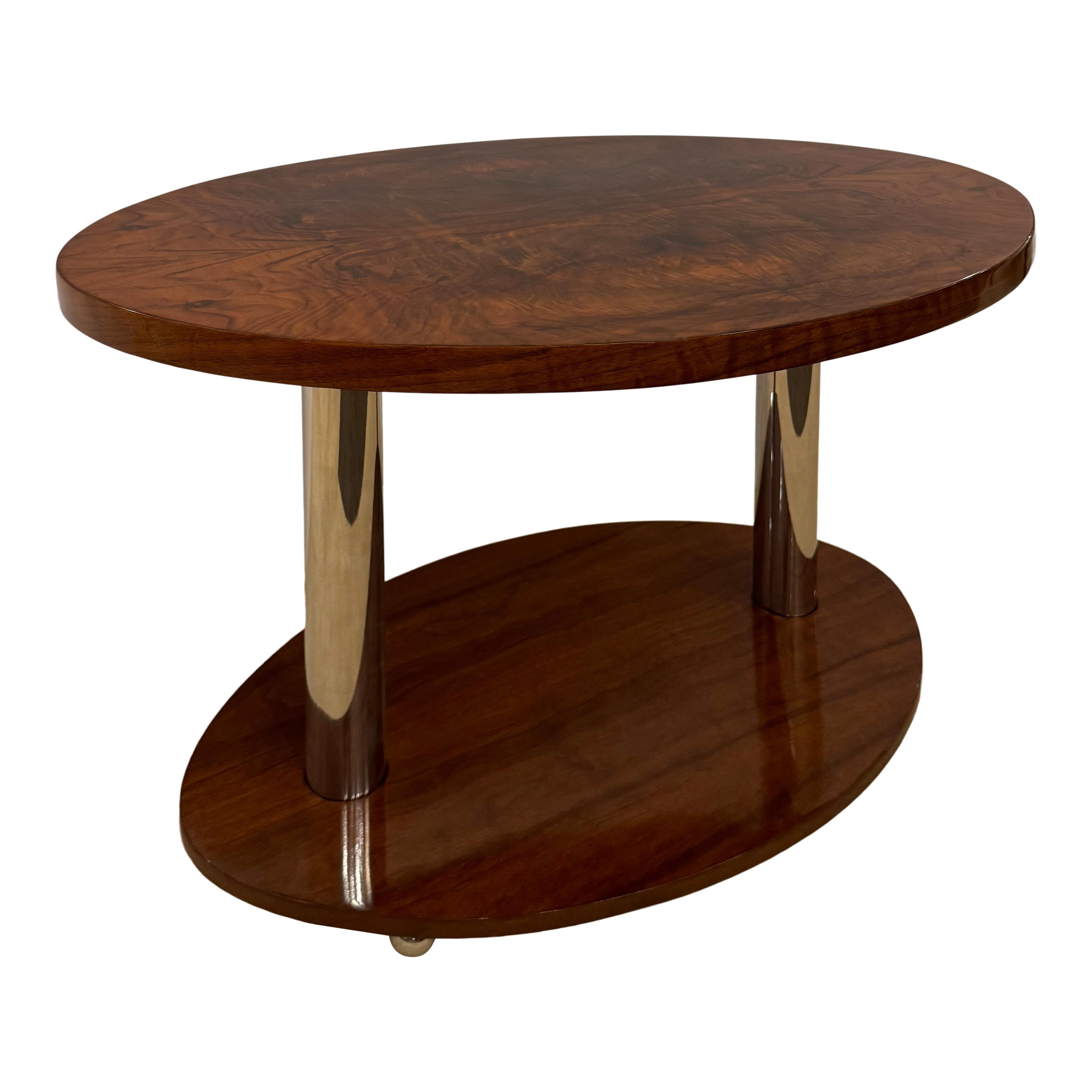 Table d'appoint ovale d'époque Art Déco, avec pieds en nickel, d'origine française, vers 1930. Le plateau ovale est recouvert d'un magnifique placage de ronce de noyer et l'étagère inférieure présente un motif de grain de noyer pur.