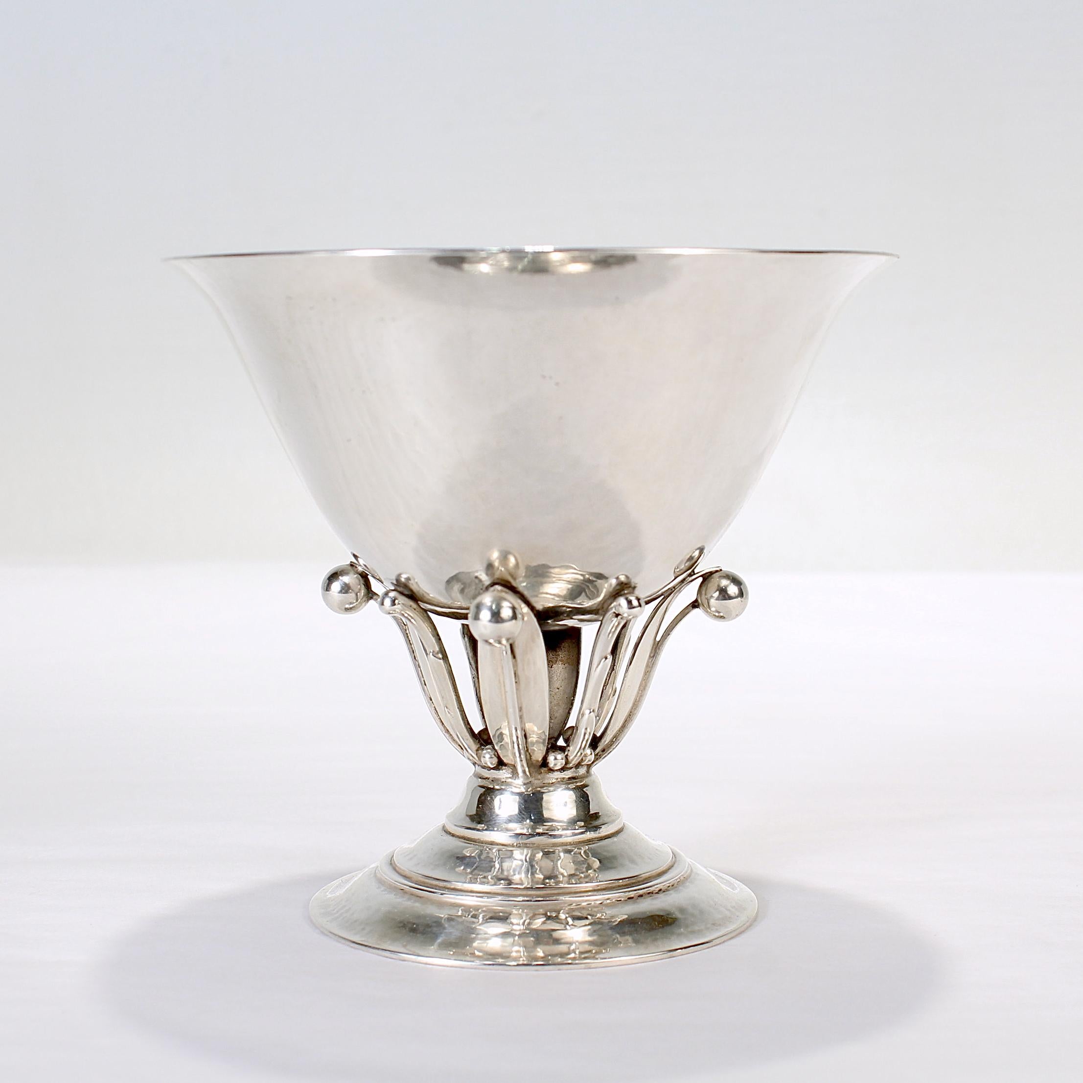 Un bol ou une compote à pied en argent sterling.

Conçu par Johan/One pour Georg Jensen.

Numéro de modèle 17A

Un bol tout simplement magnifique !

Date :
1915 - 1930

Condition générale :
Il est dans un bon état général, tel qu'illustré, avec