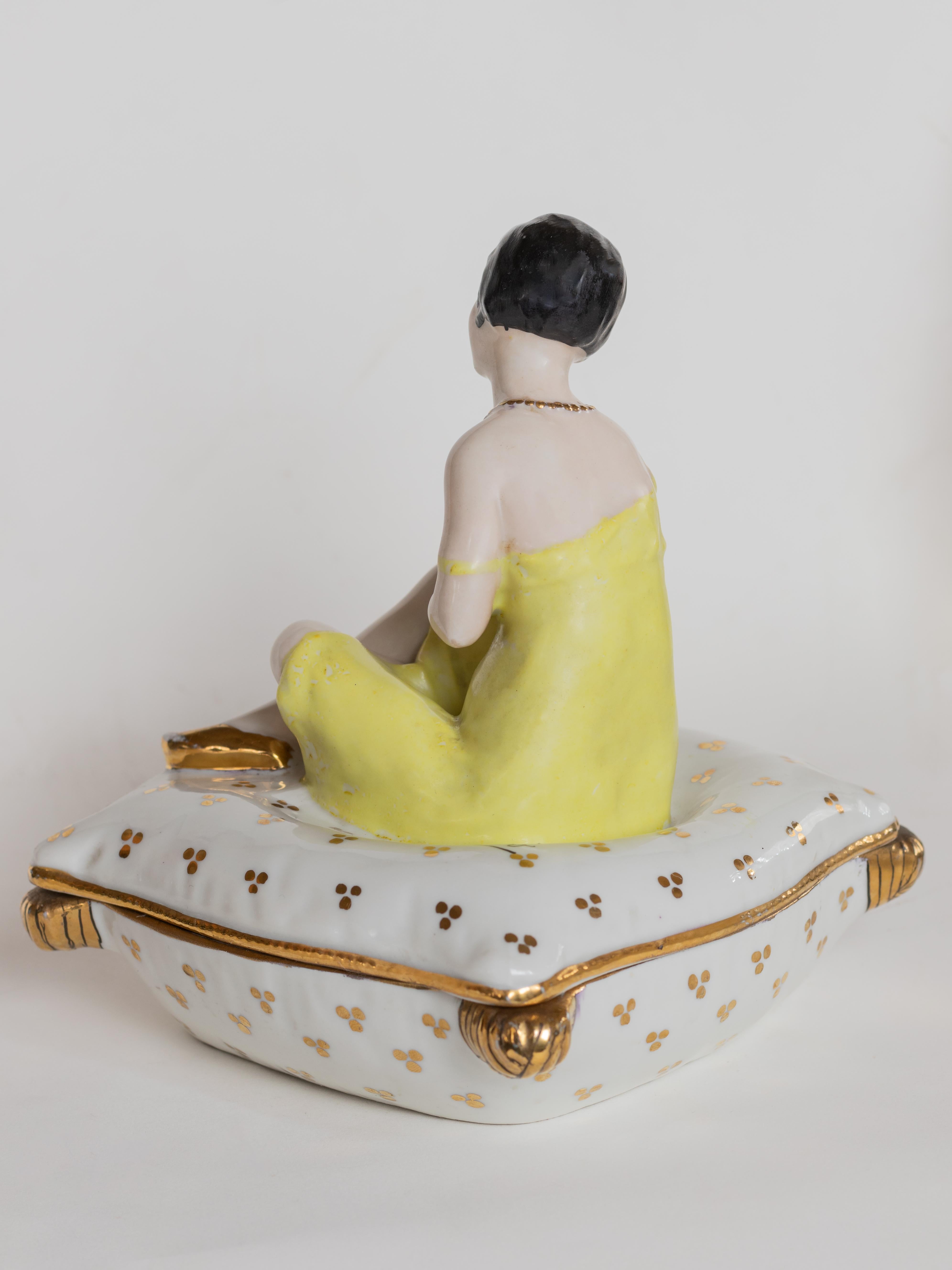 Glazed Art Deco Period German Figurine Porcelain Box By «Kosso», 20th Century For Sale