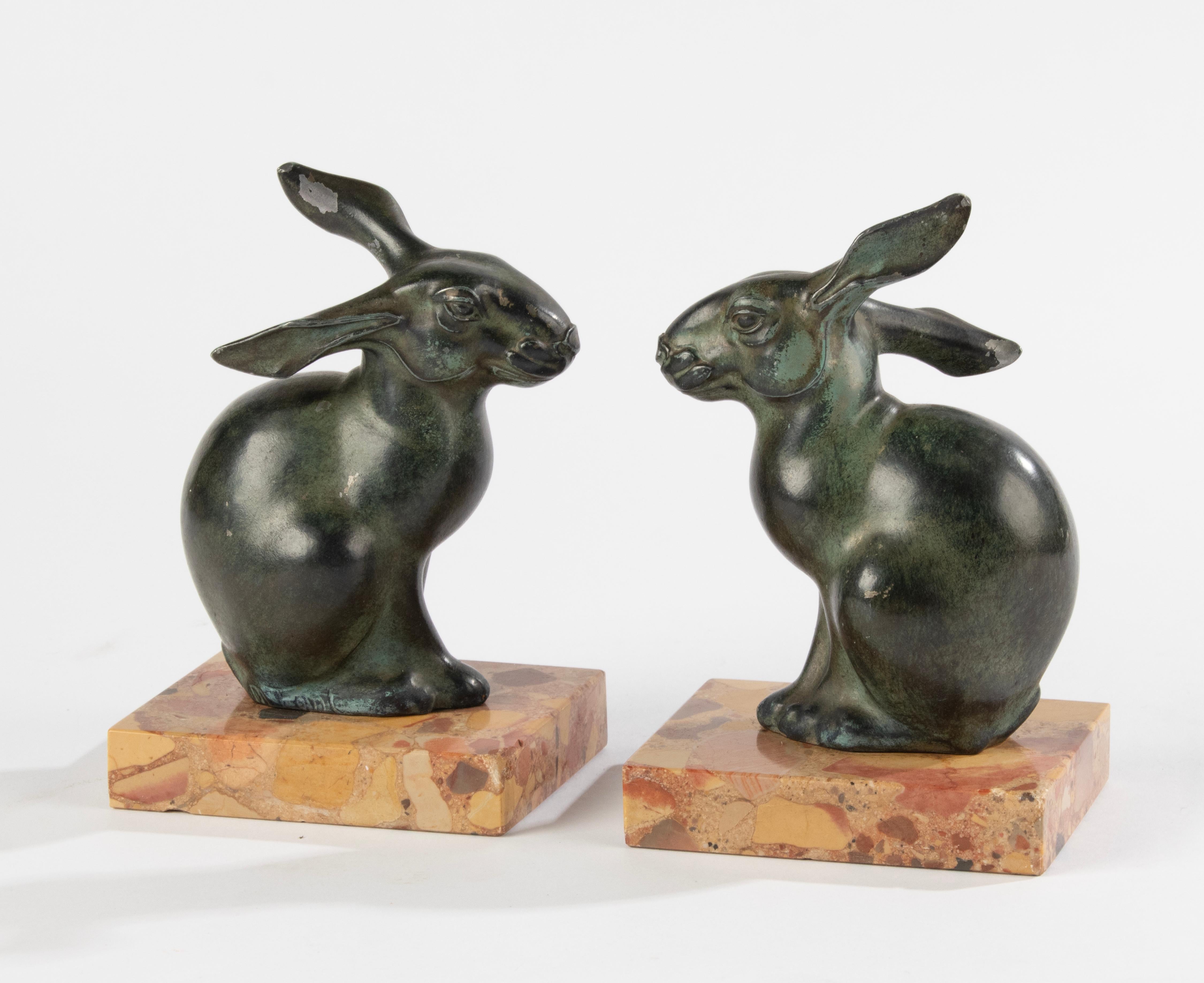 A lovely pair of Art Deco bookends with rabbits. The figures are made of green patinated spelter (zinc alloy). On a marble plinth of breccia marble, 
