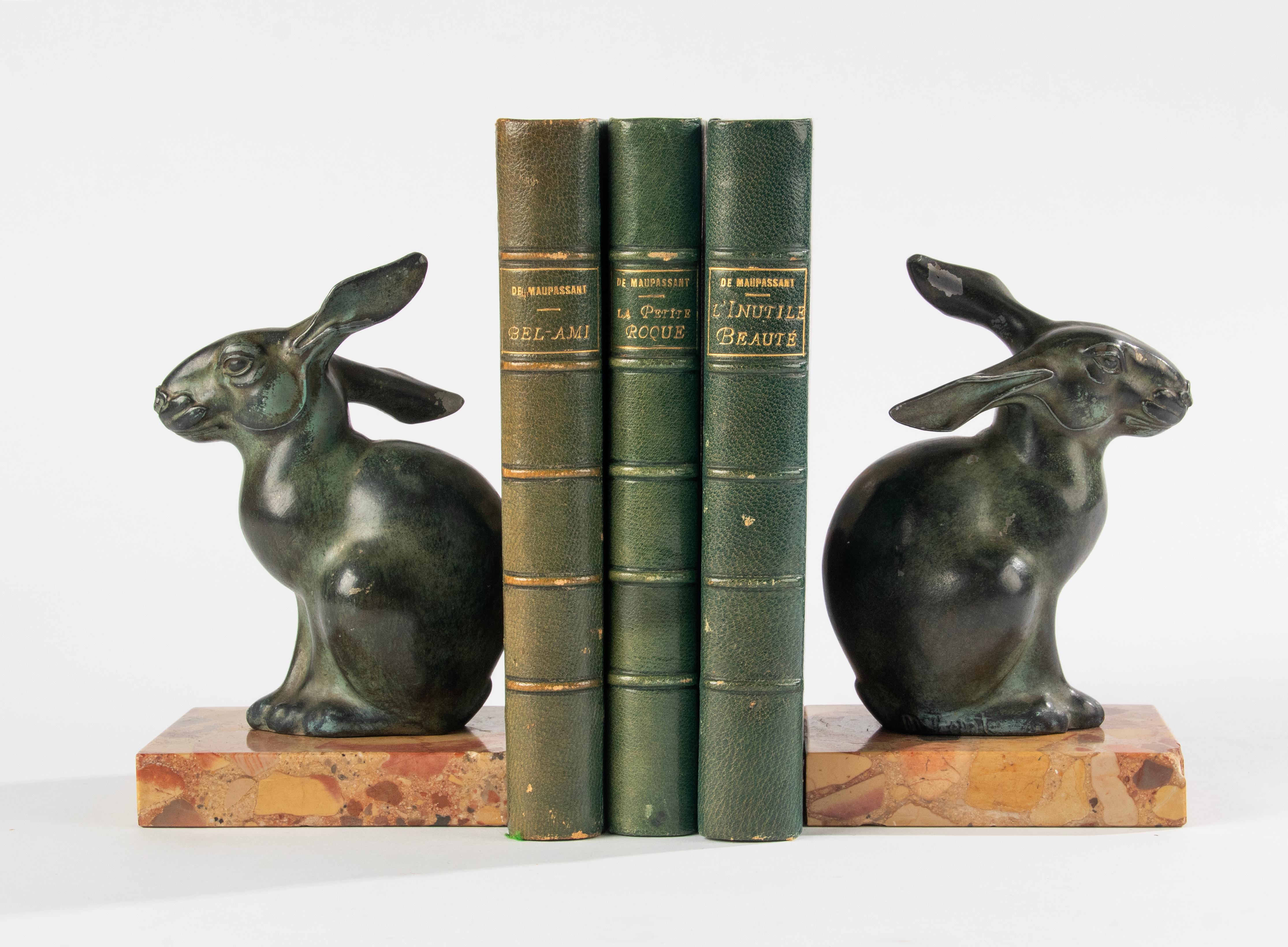 Art Deco Period Green Patinated Spelter Rabbits Bookends by Maurice Font In Good Condition For Sale In Casteren, Noord-Brabant