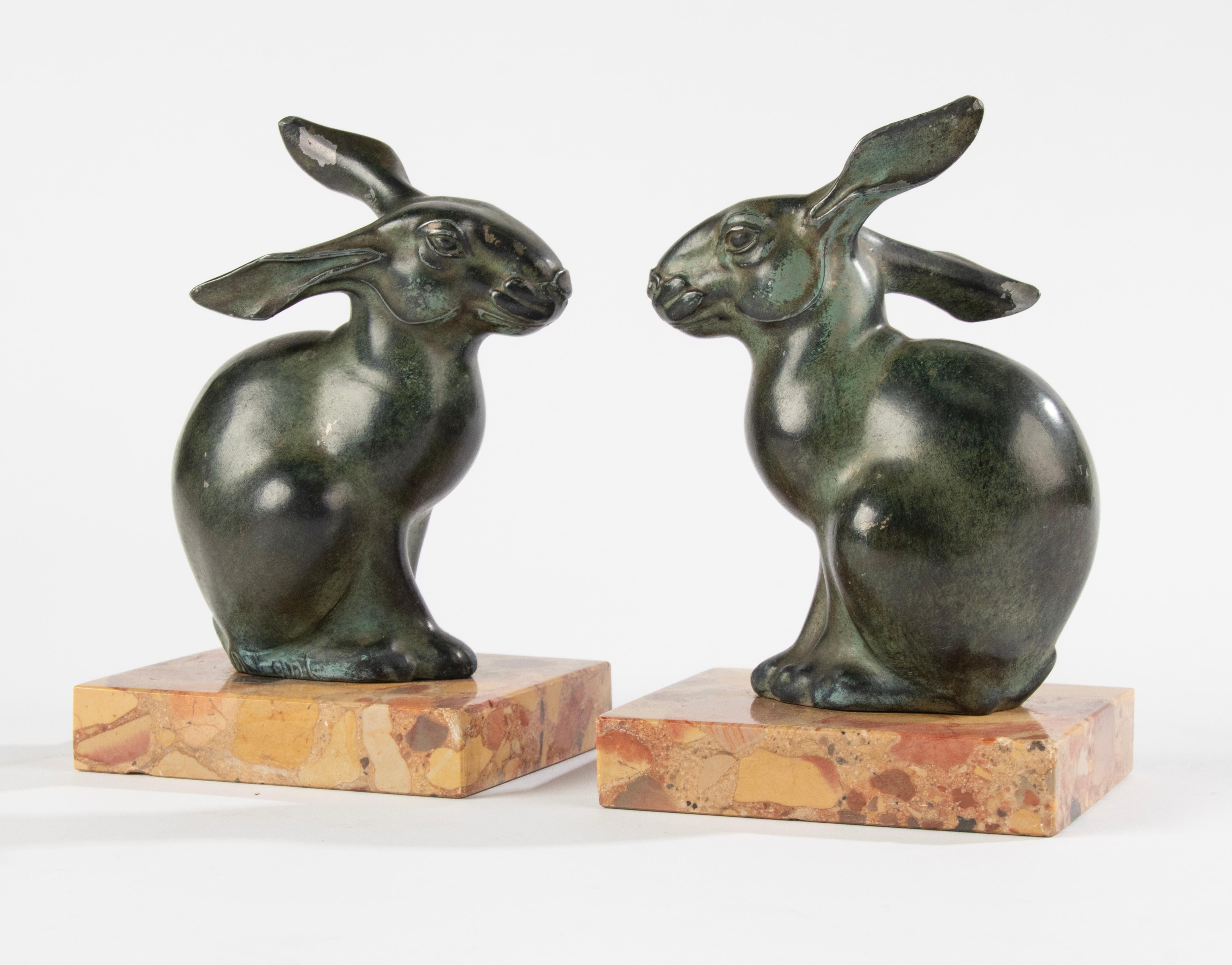 Zinc brut Serre-livres lapins patiné vert d'époque Art Déco par Maurice Font en vente
