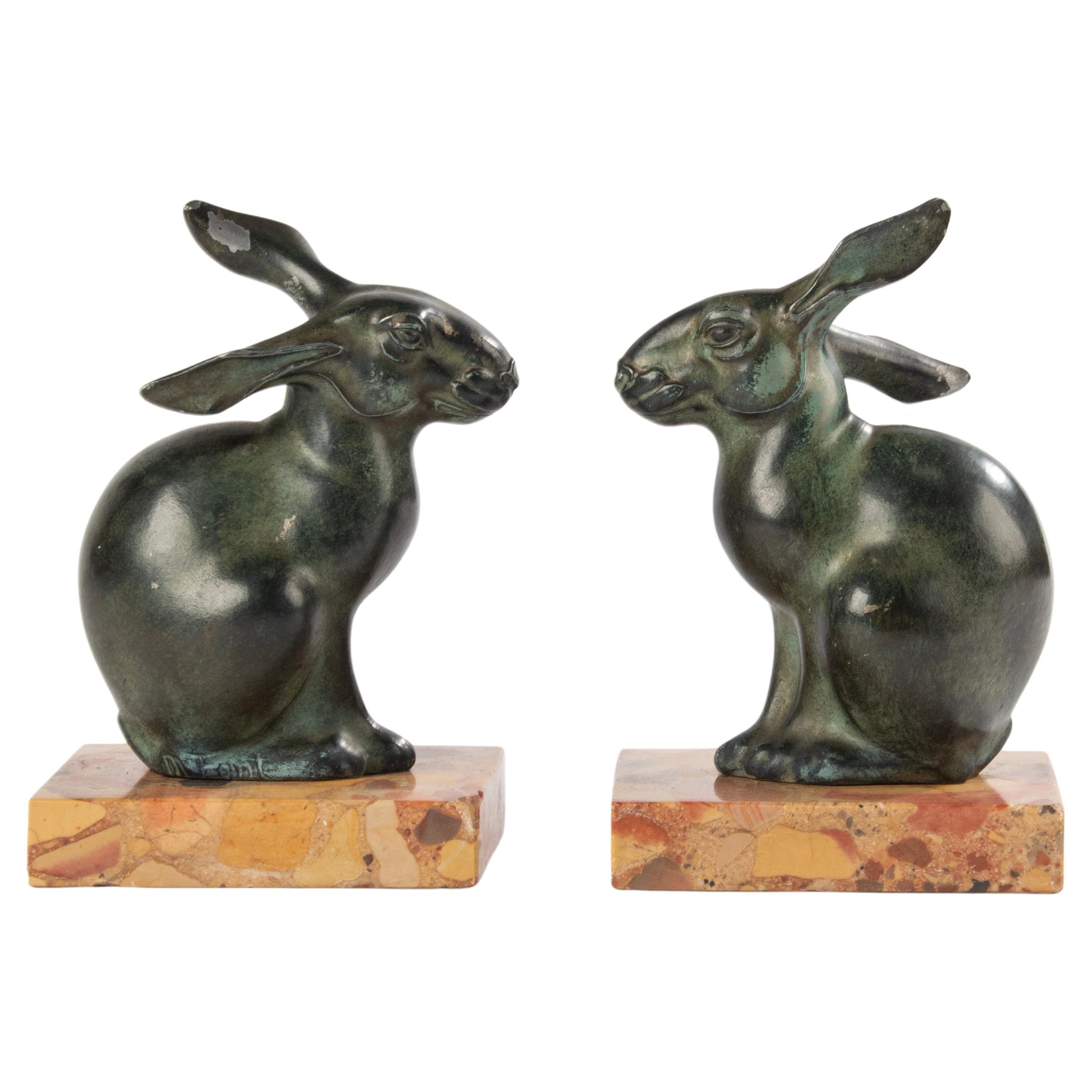 Buchstützen aus grünem patiniertem Zinn mit Kaninchen aus der Art-déco-Periode von Maurice Font