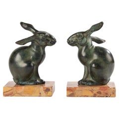 Buchstützen aus grünem patiniertem Zinn mit Kaninchen aus der Art-déco-Periode von Maurice Font