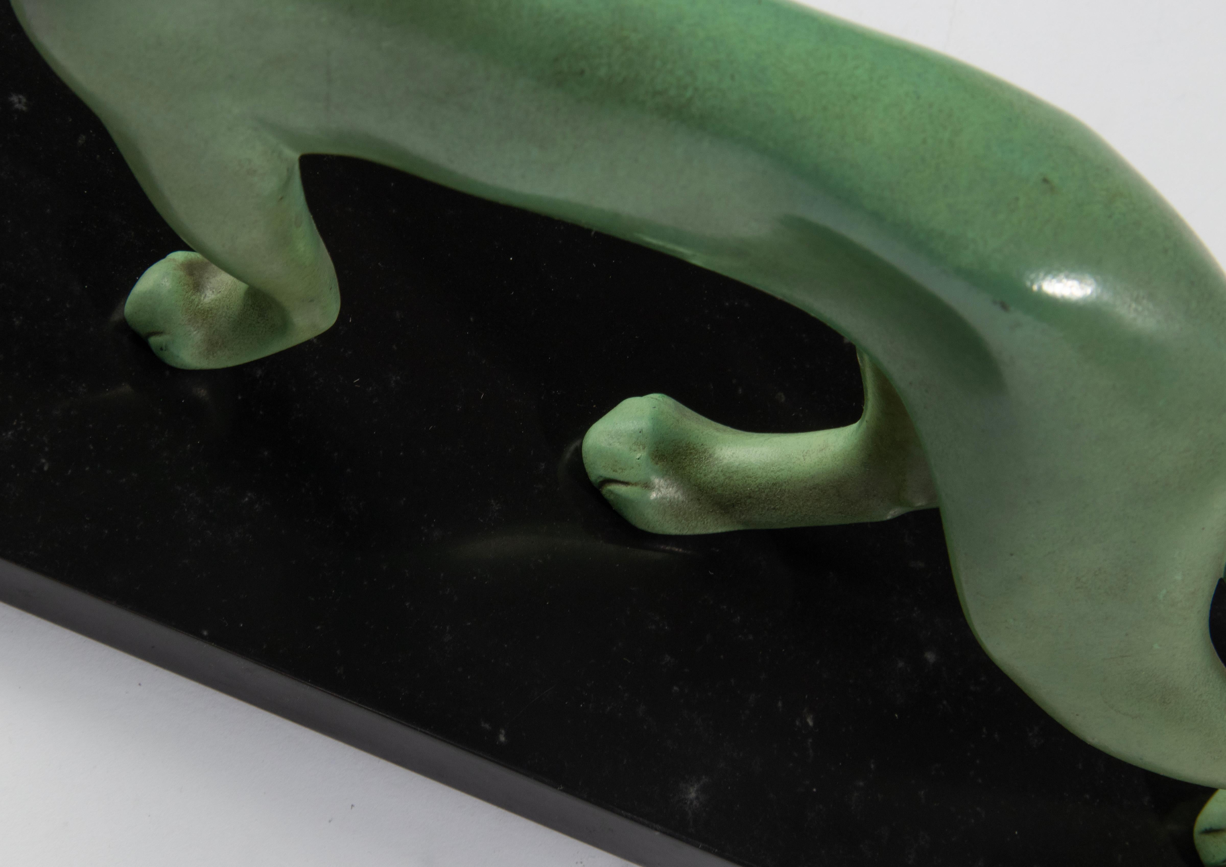 Grüne patinierte Zinn-Skulptur aus der Art-déco-Periode Cougar im Angebot 4