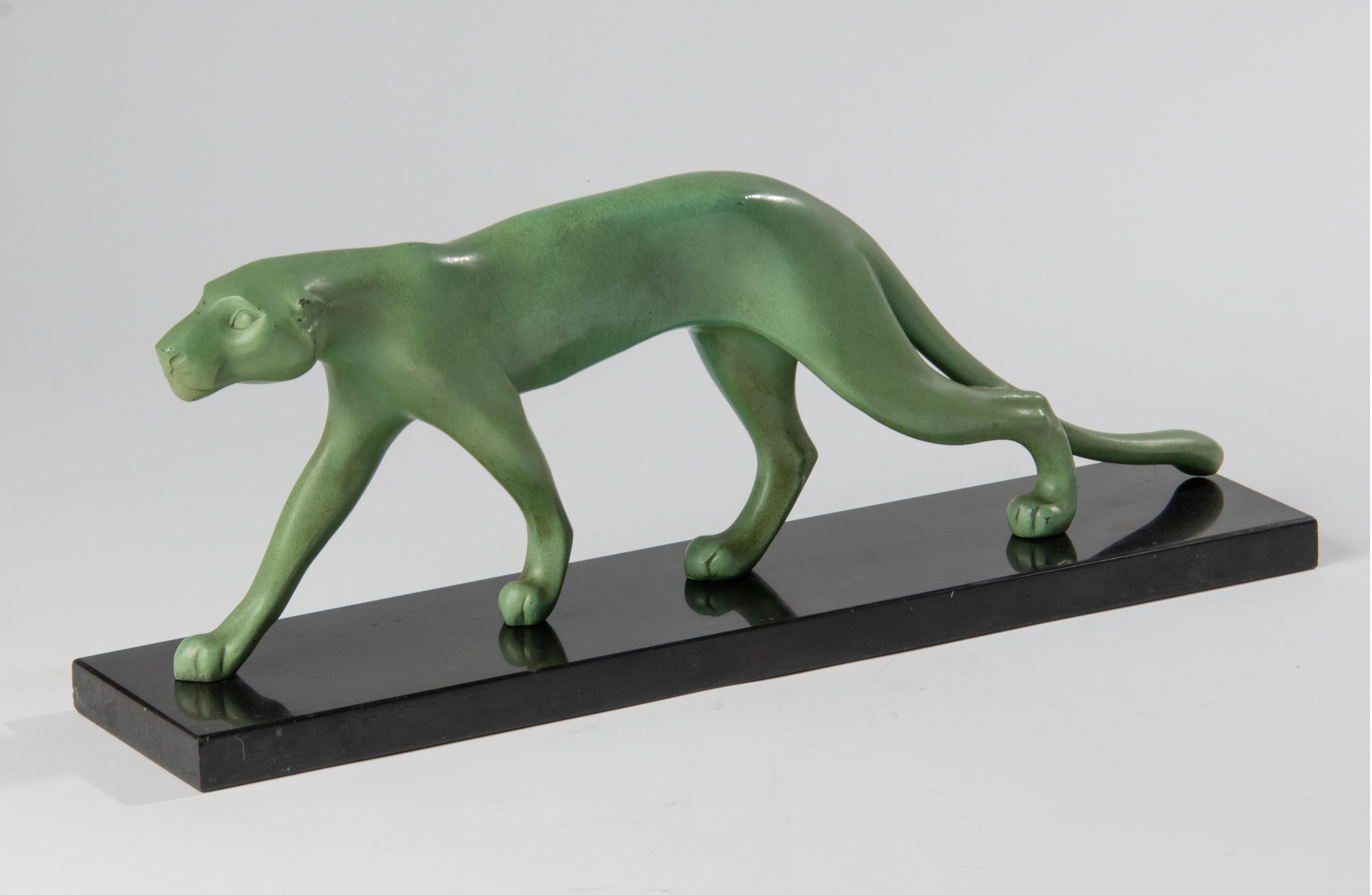A beautiful stylized Art Deco sculpture of a cougar, made of green patinated spelter. On a black Belgian marble plinth. Made in France or Belgium around 1910-1930. It has no signature.
Dimensions: 17 (h) x 45 x 10 cm. Some wear on the patina at the