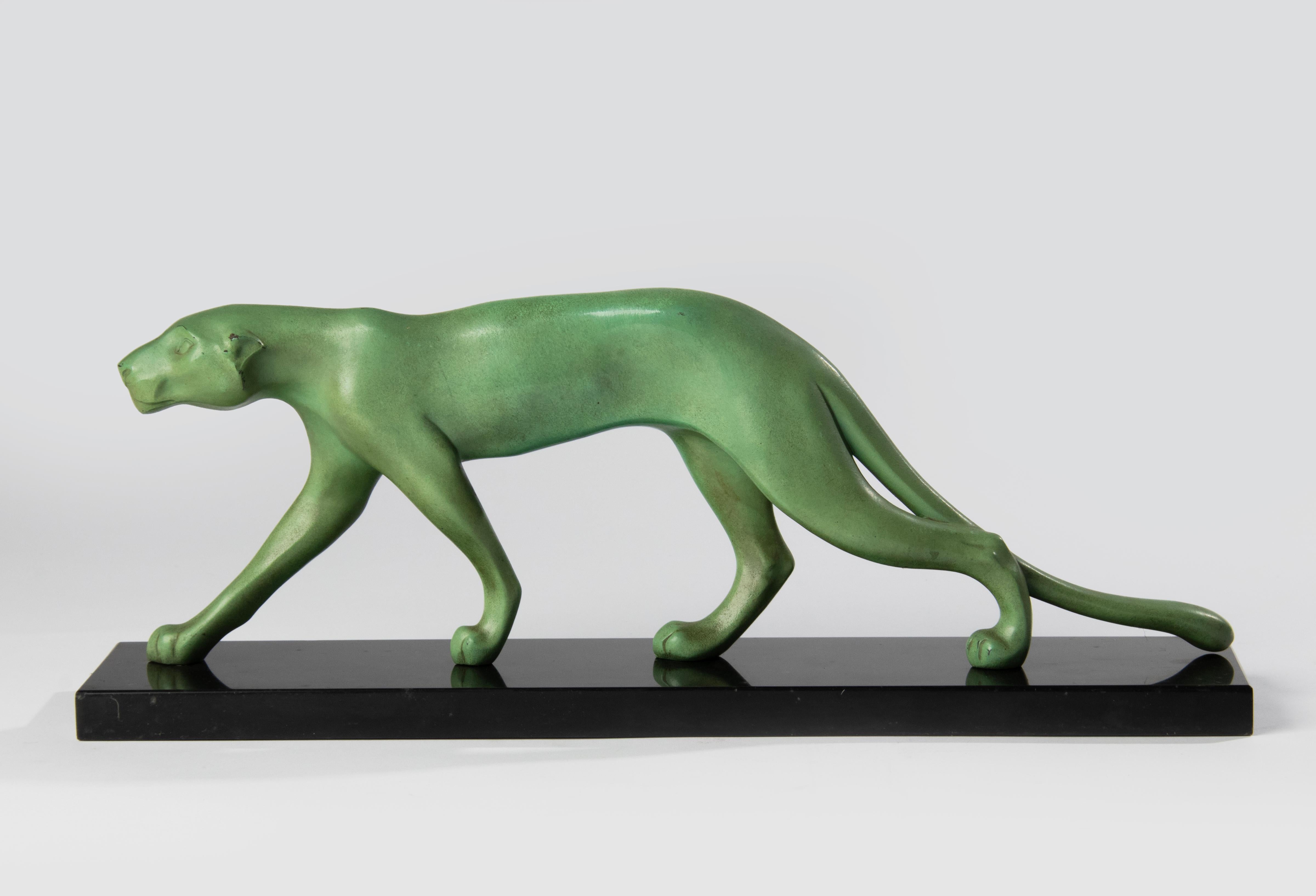 Art Deco Period Green Patinated Spelter Sculpture Cougar In Good Condition For Sale In Casteren, Noord-Brabant