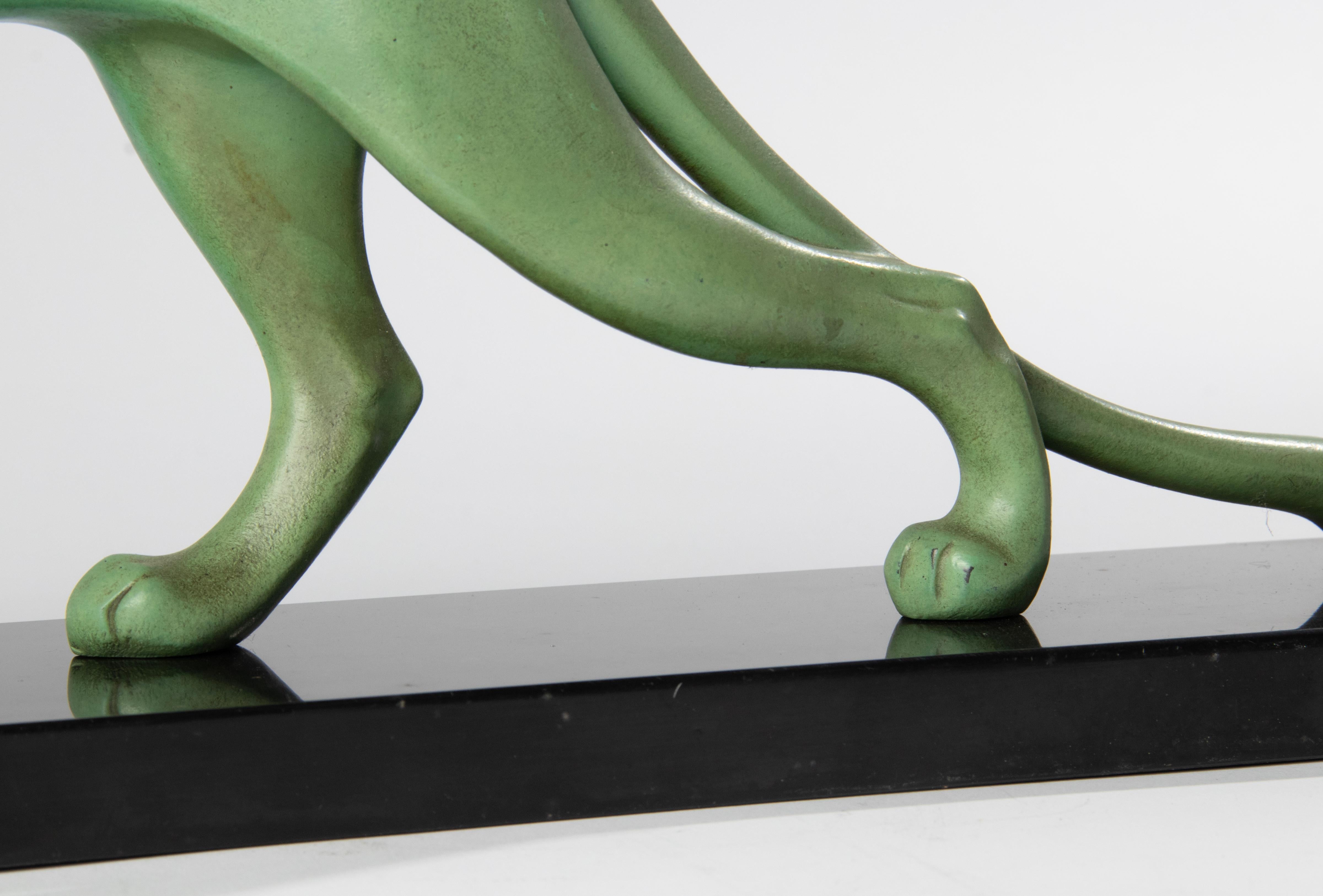 Grüne patinierte Zinn-Skulptur aus der Art-déco-Periode Cougar (Zink) im Angebot