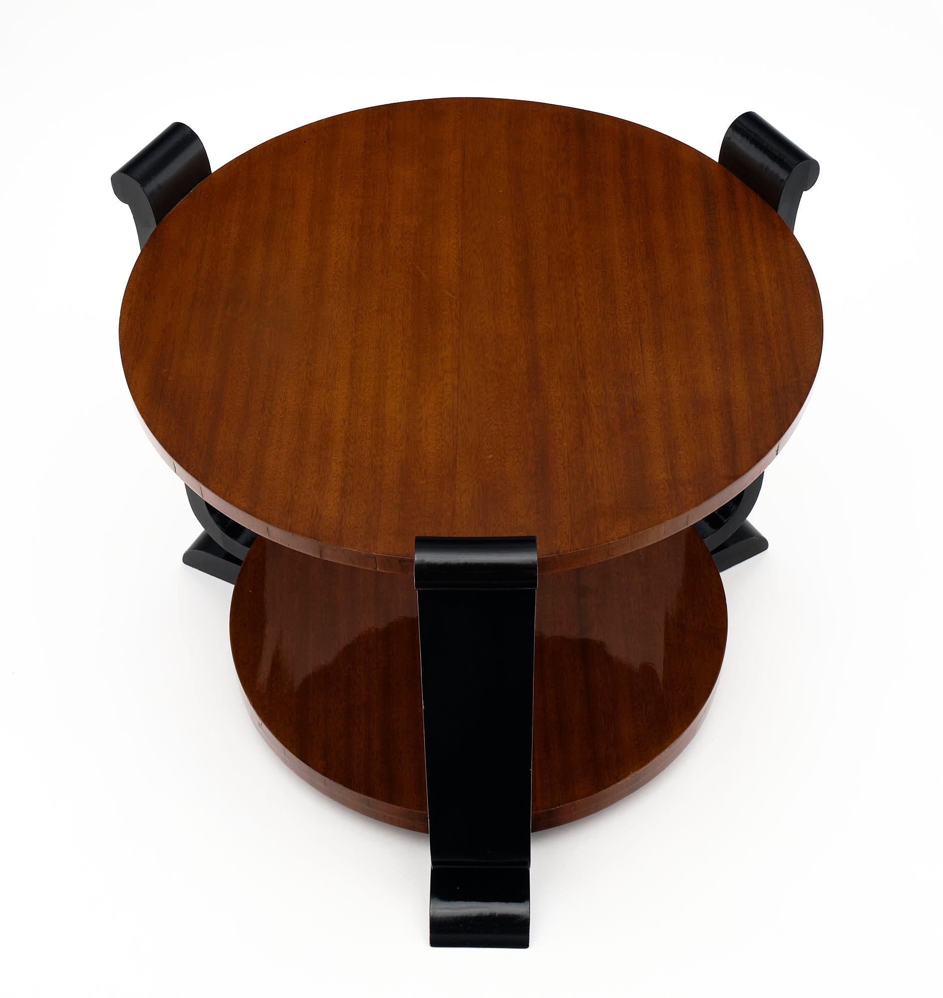 Gueridon, Beistelltisch, aus der Zeit des Art déco in Frankreich. Dieser Tisch ist aus Mahagoni und ebonisiertem Mahagoni mit einer glänzenden französischen Politur gefertigt.