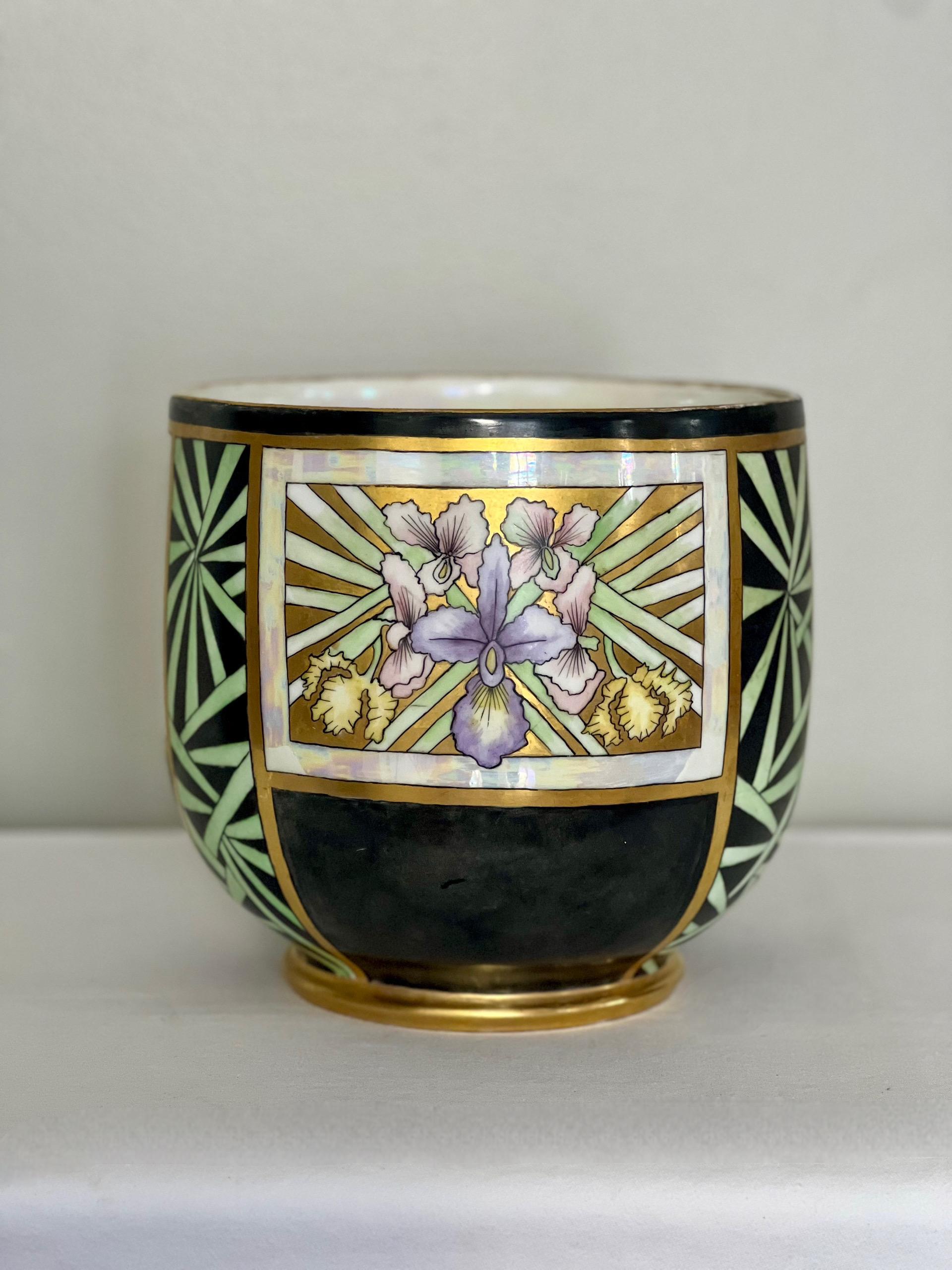 Auffallend großer Übertopf oder Jardiniere aus Porzellan aus der Zeit des Art déco von William Guerin aus Limoges, Frankreich. Blühende Blumensträuße, wunderschön handbemalt in lebhaften Farben auf kräftigem Schwarz und vergoldet mit einer