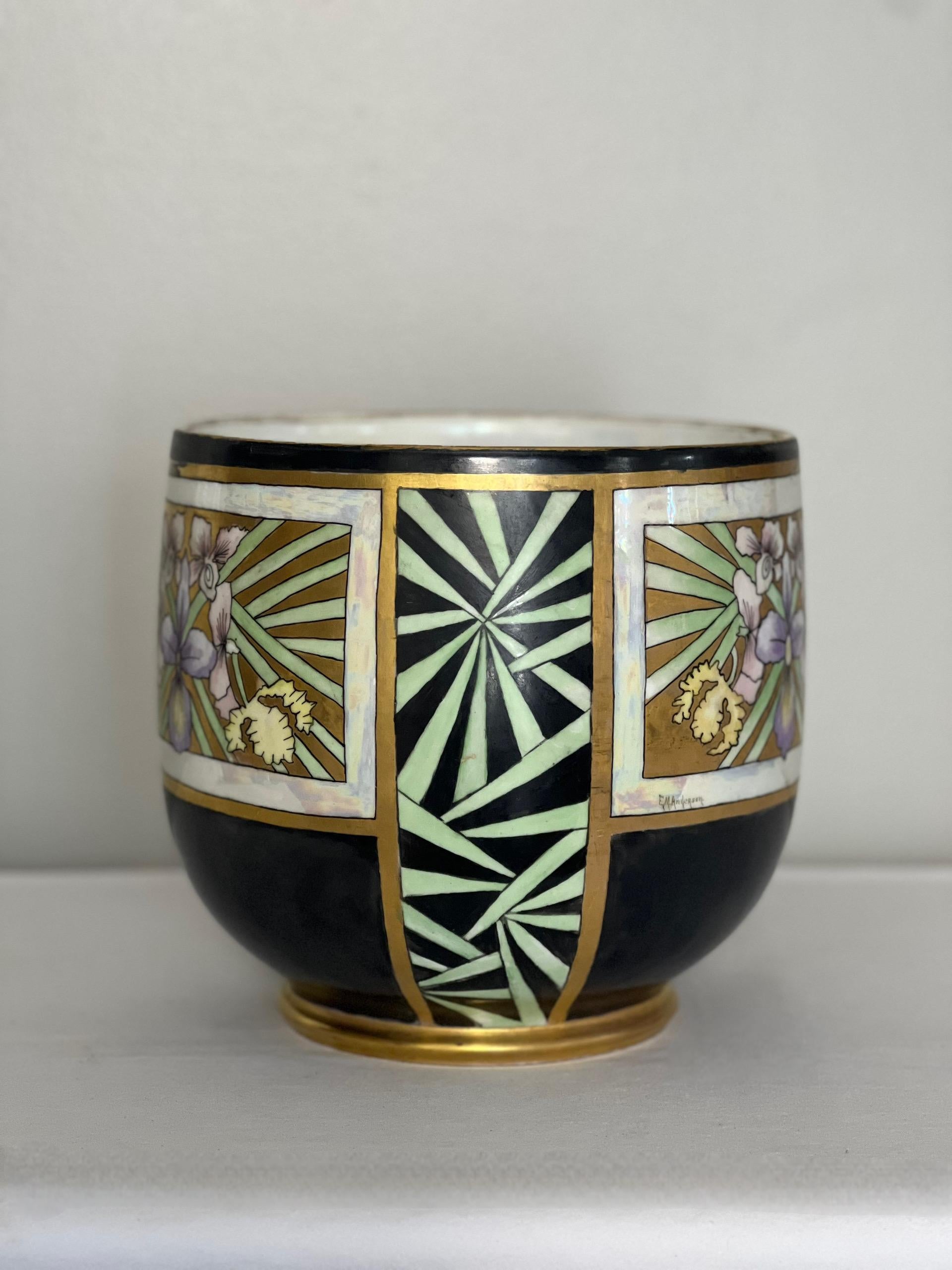 Übertopf aus Limoges-Porzellan mit schillernder Glasur und Vergoldung aus der Zeit des Art déco (Französisch) im Angebot