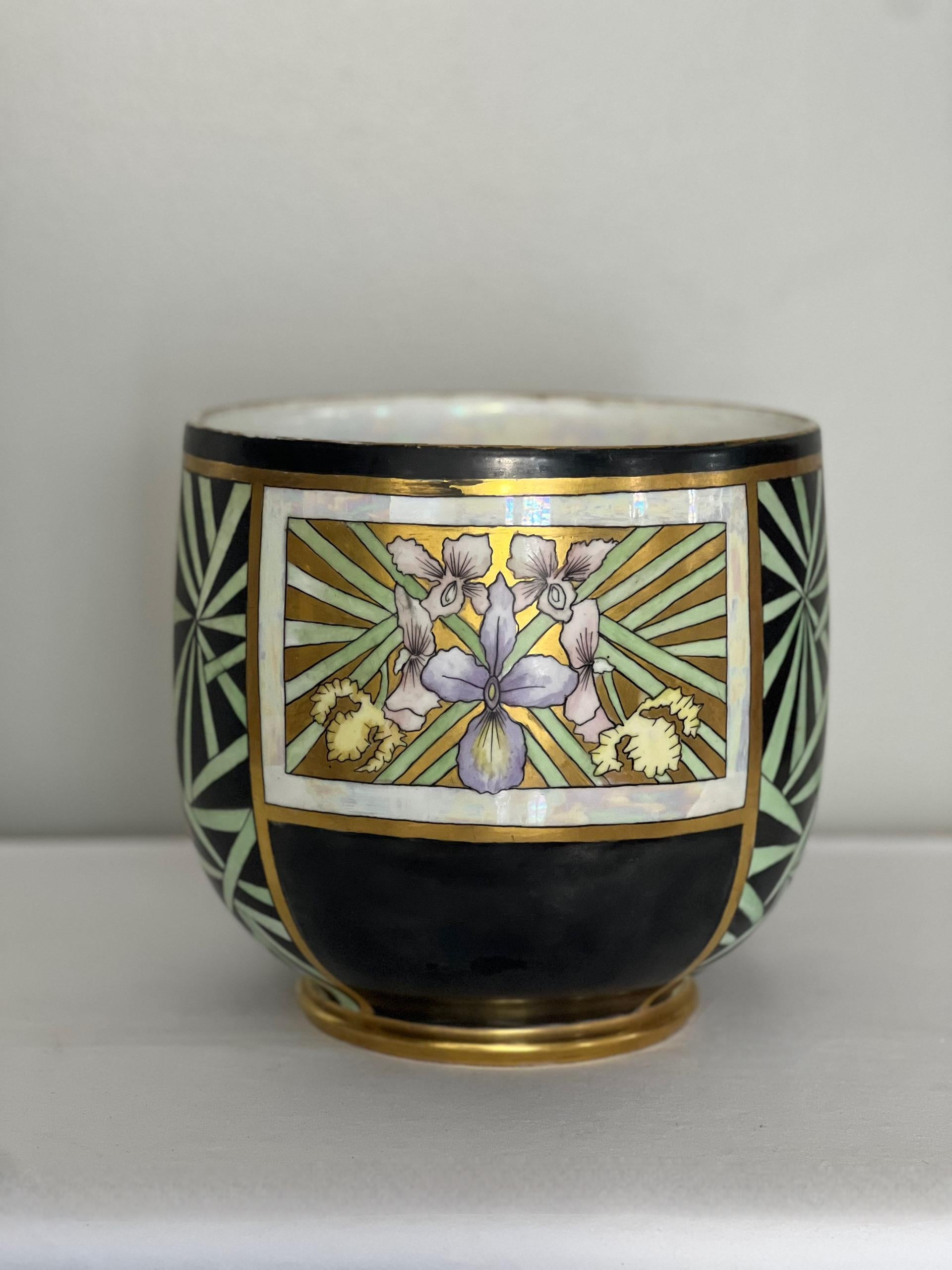 Übertopf aus Limoges-Porzellan mit schillernder Glasur und Vergoldung aus der Zeit des Art déco (Handbemalt) im Angebot