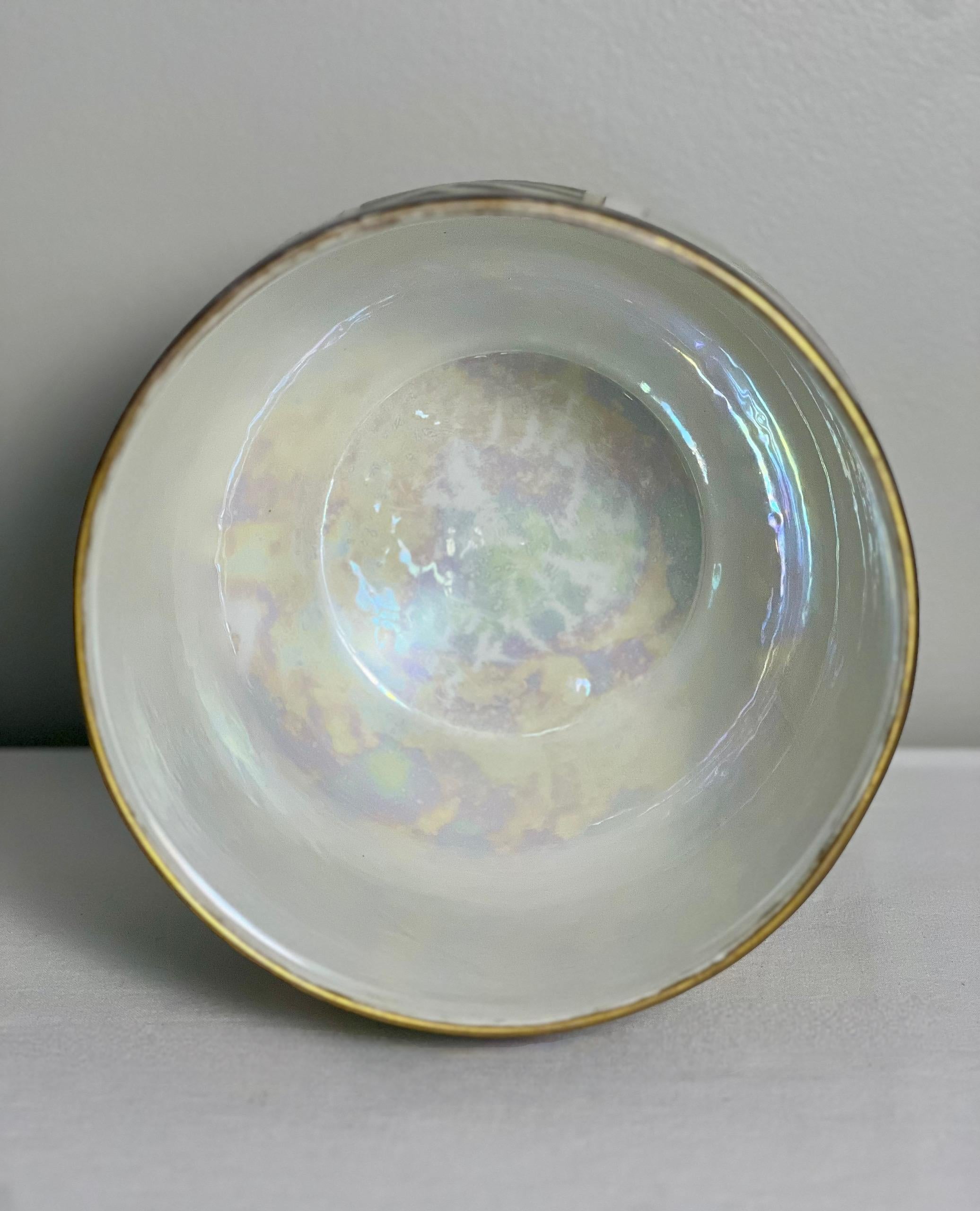 Übertopf aus Limoges-Porzellan mit schillernder Glasur und Vergoldung aus der Zeit des Art déco (20. Jahrhundert) im Angebot