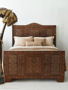 Letto mediorientale intarsiato in stile Art Déco con intarsi damasceni e mosaico in madreperla
