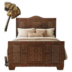 Letto mediorientale intarsiato in stile Art Déco con intarsi damasceni e mosaico in madreperla