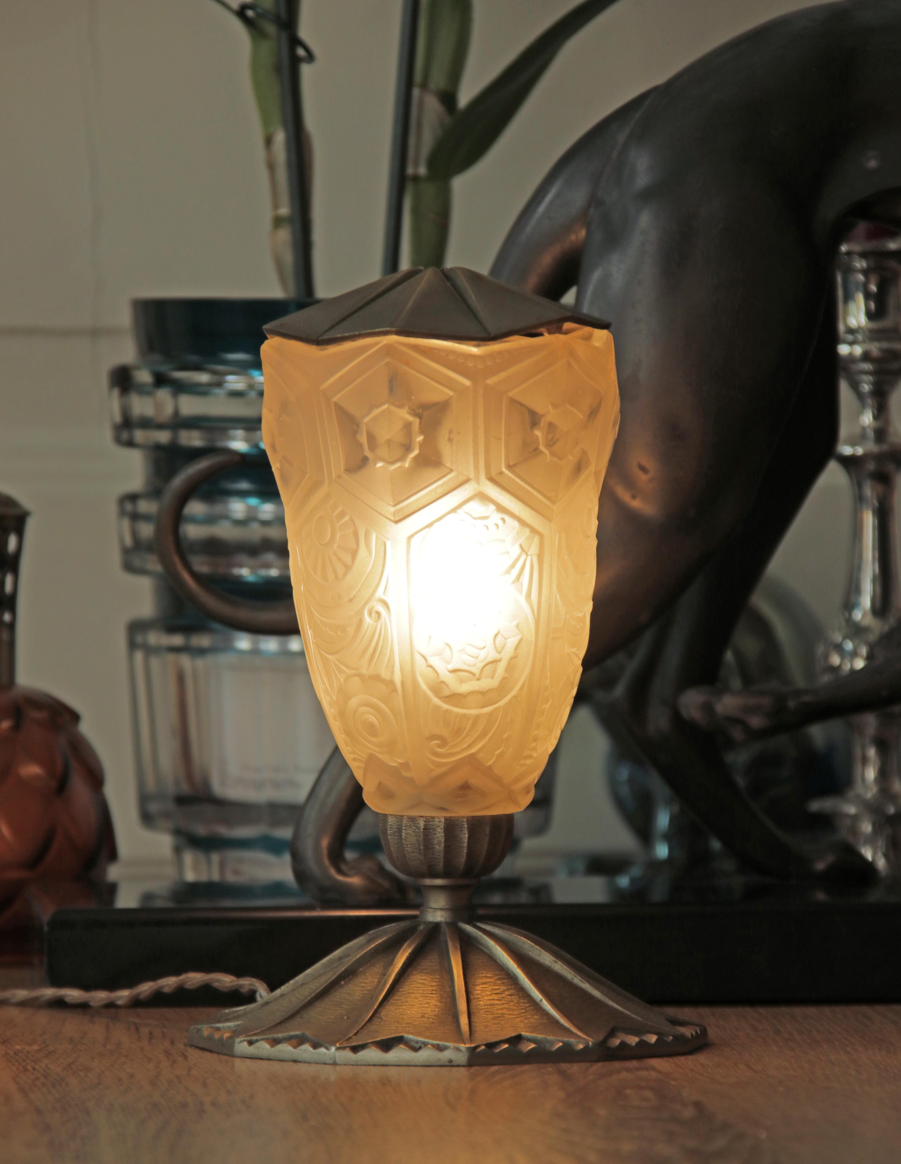 Lampe de table Art Déco en laiton plaqué nickel Bon état - En vente à Casteren, Noord-Brabant