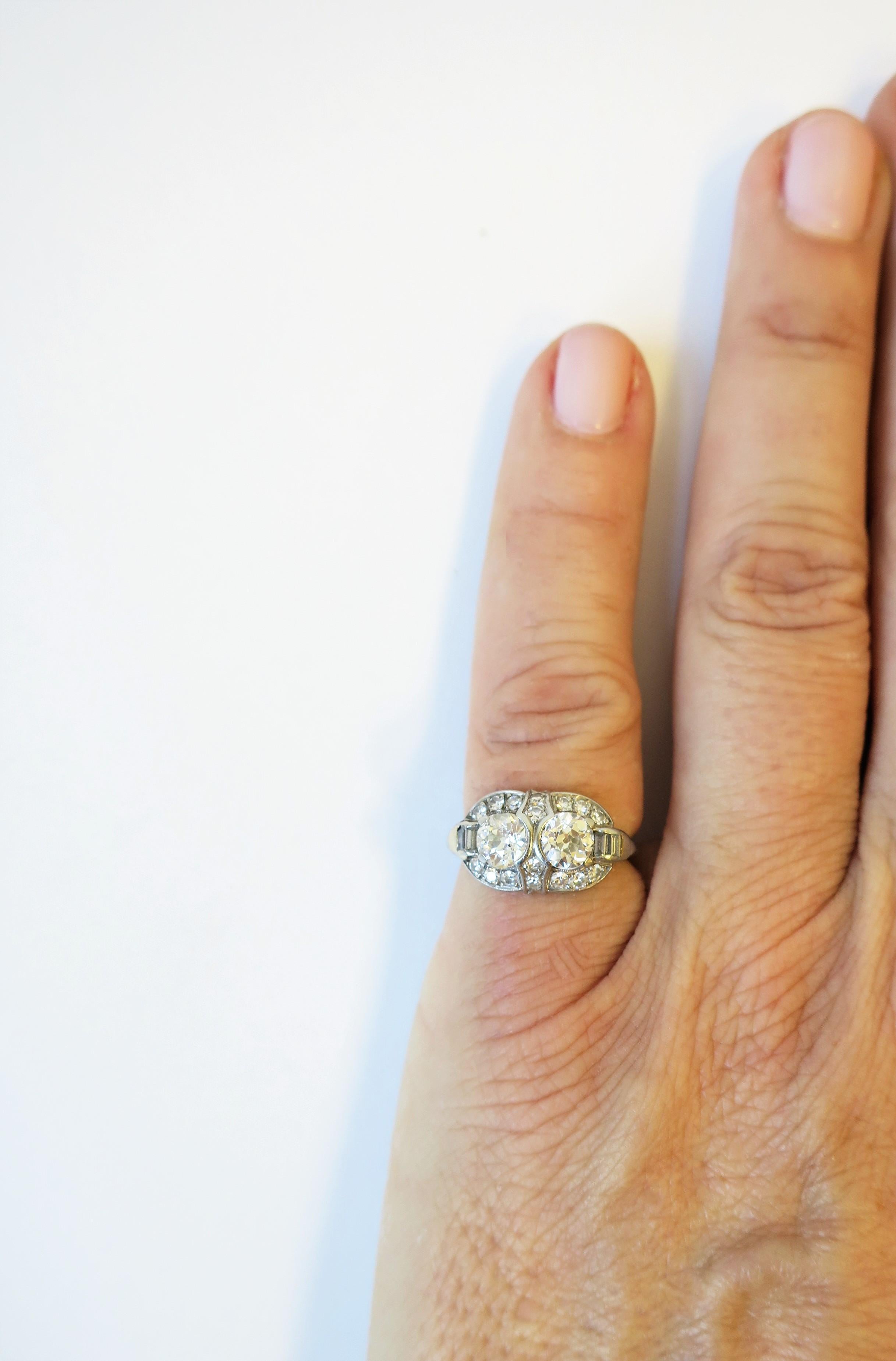 Art Deco Periode Alter Europäischer Diamant Zwilling Platin Ring im Zustand „Gut“ im Angebot in New York, NY