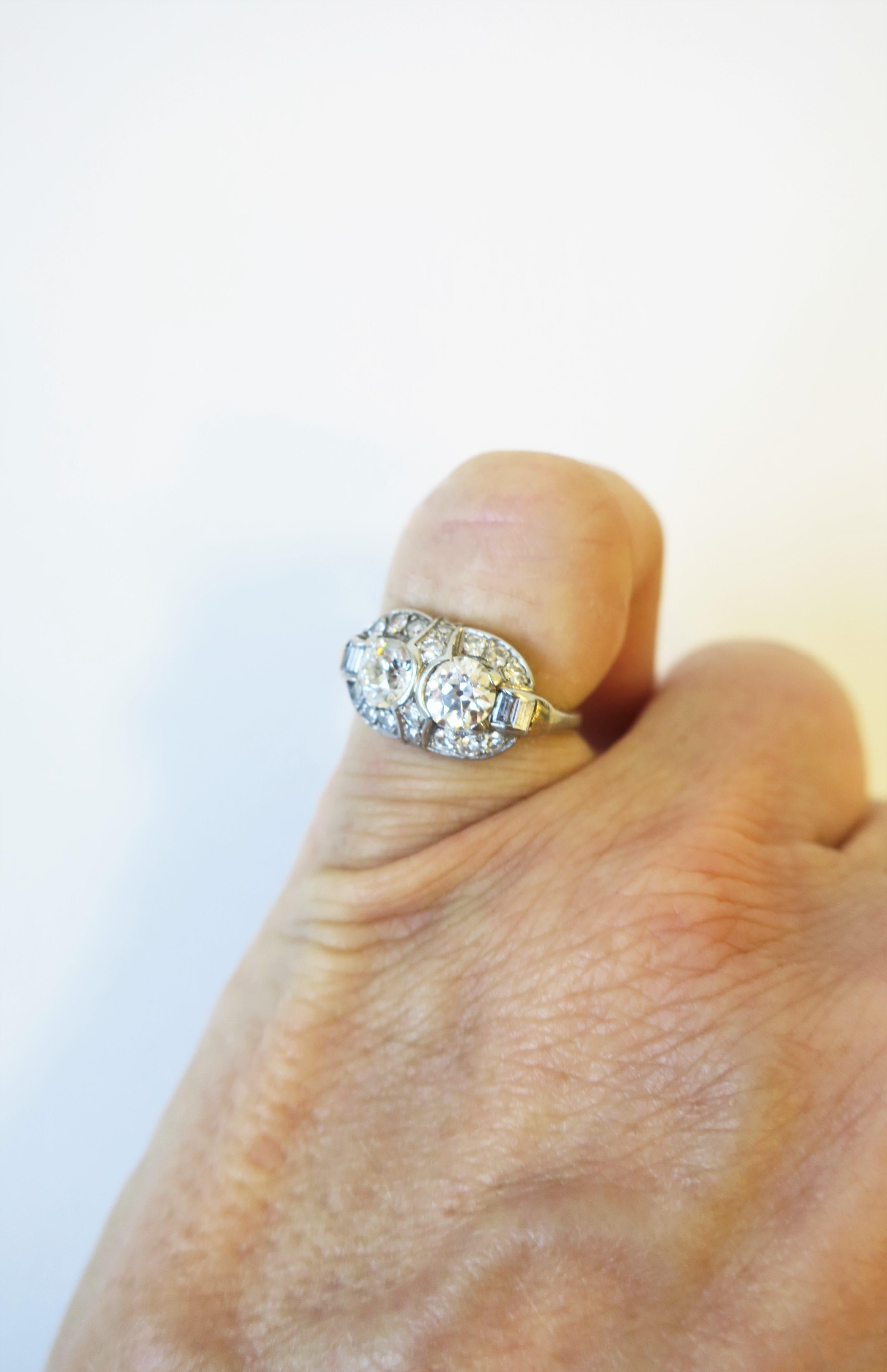 Art Deco Periode Alter Europäischer Diamant Zwilling Platin Ring im Angebot 1