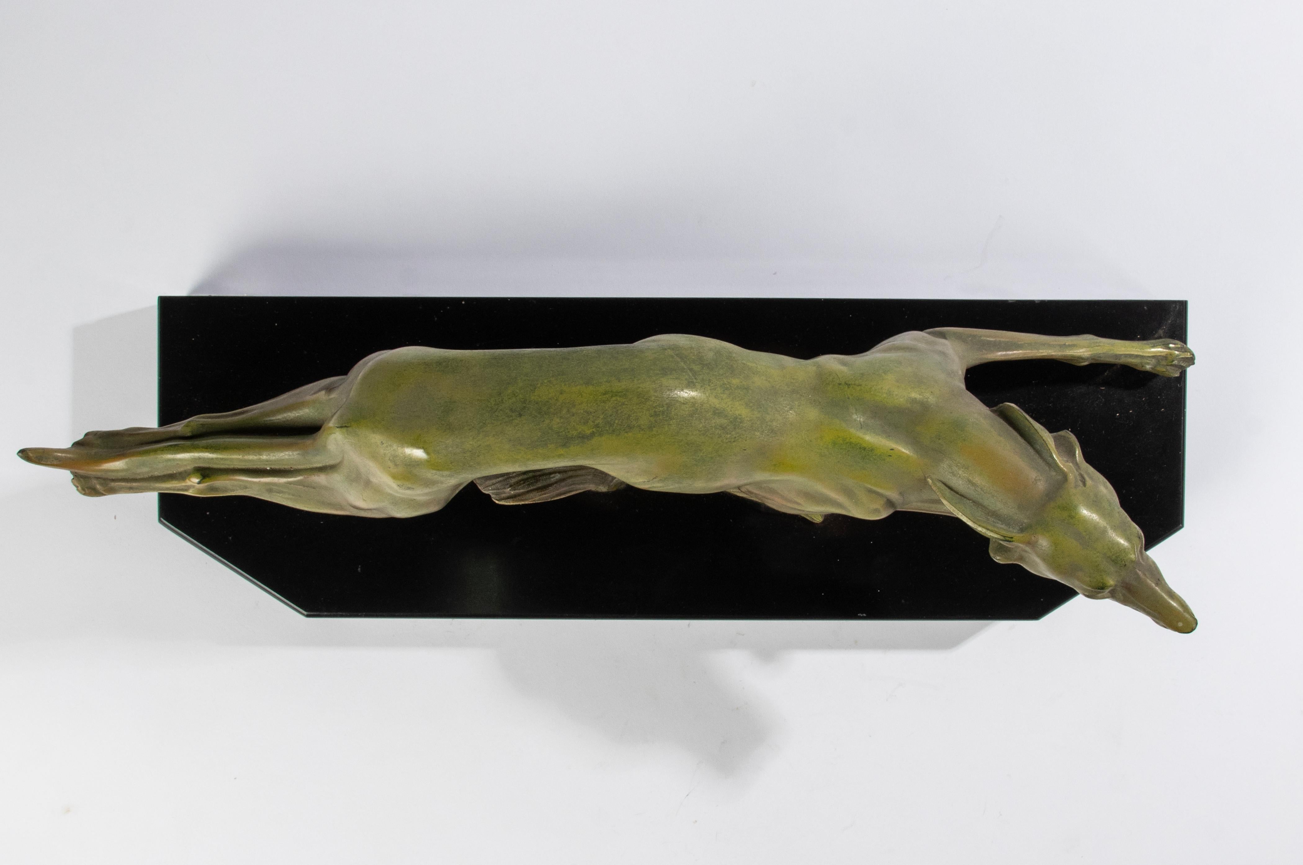 Scultura in speltro patinato del periodo Art Deco, cane Whippet / Levriero in vendita 5