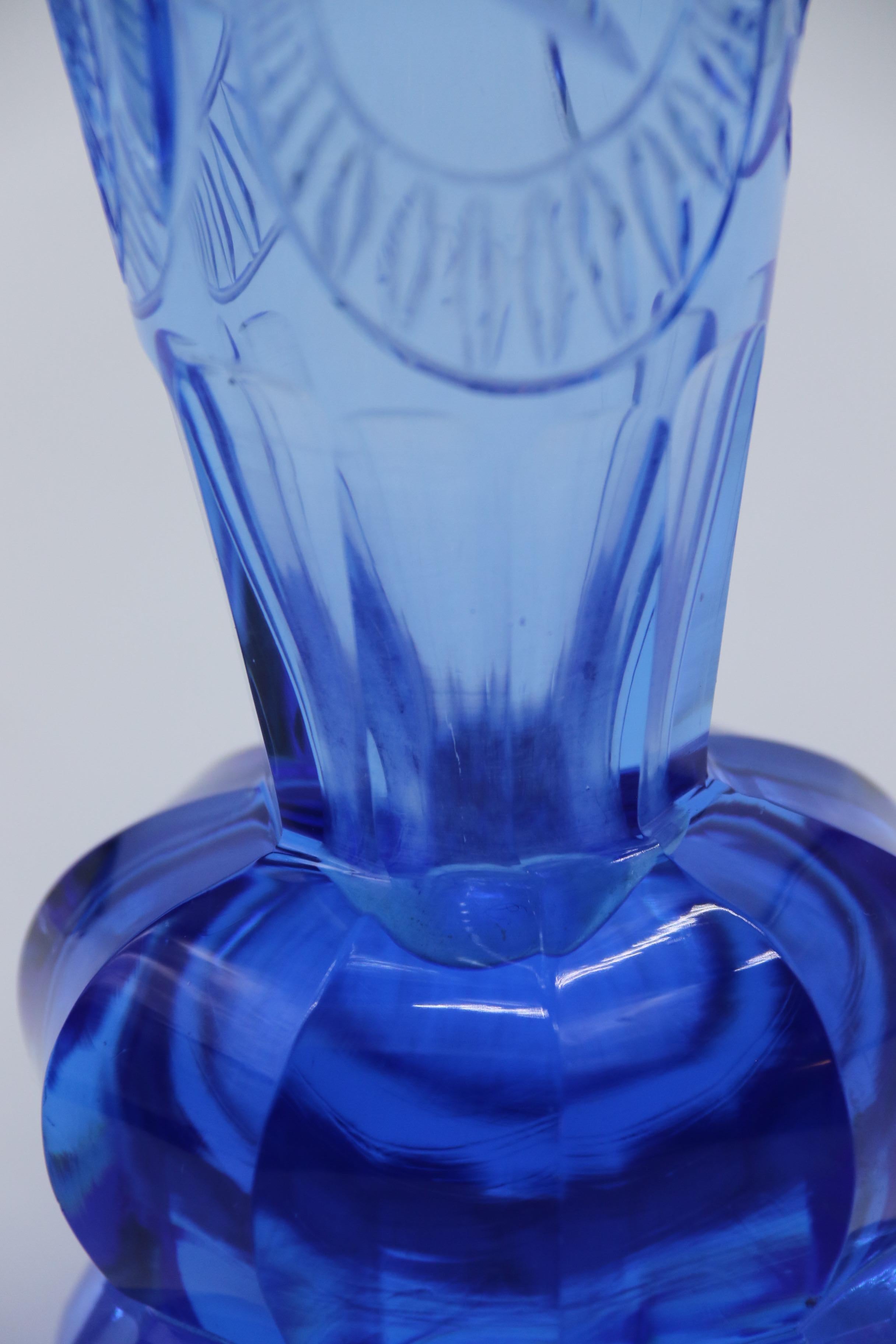 Art Deco period sapphire blue cut glass vase, circa 1930 For Sale 11