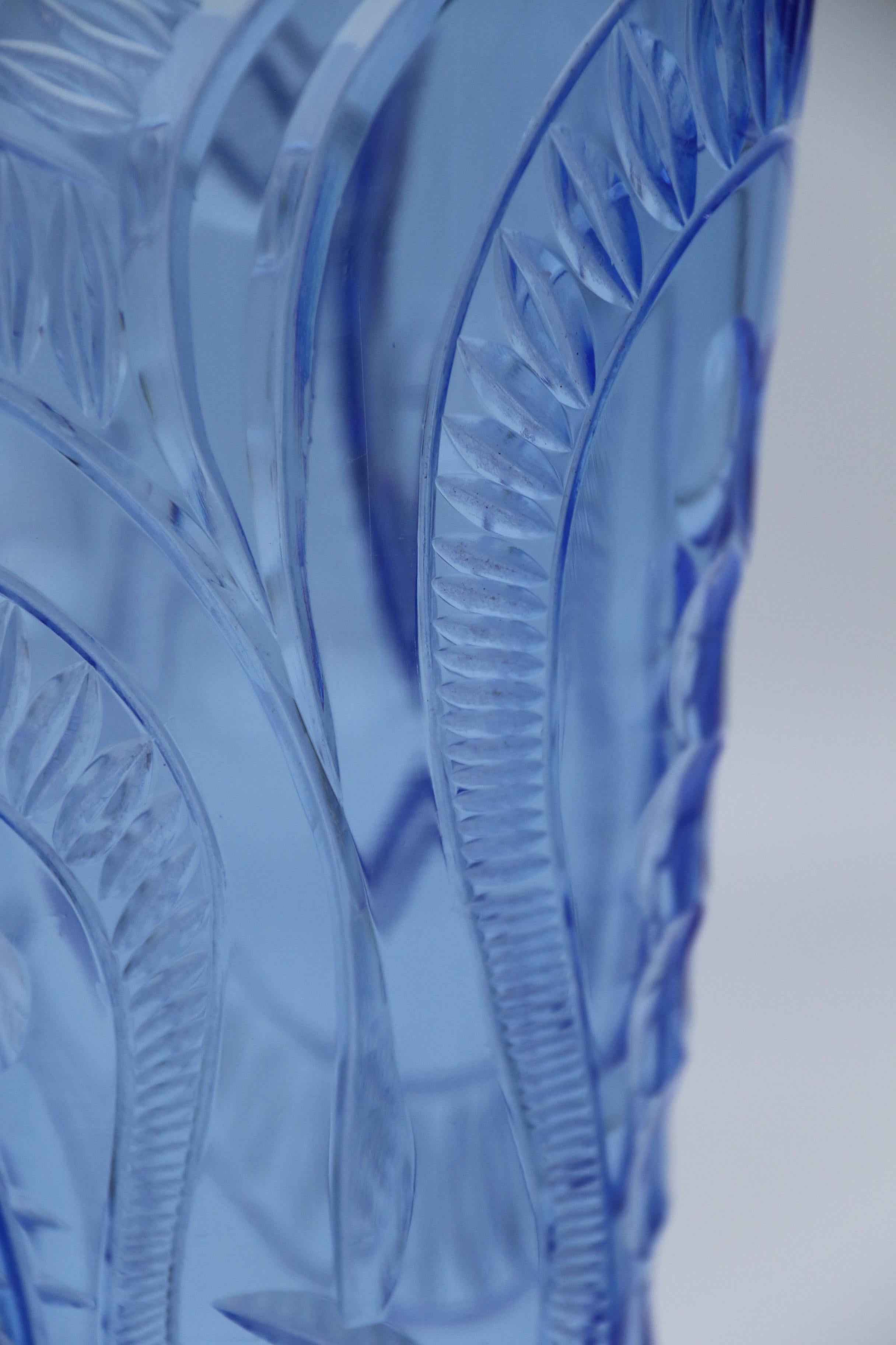 Vase en verre taillé bleu saphir d'époque Art déco, vers 1930 en vente 12