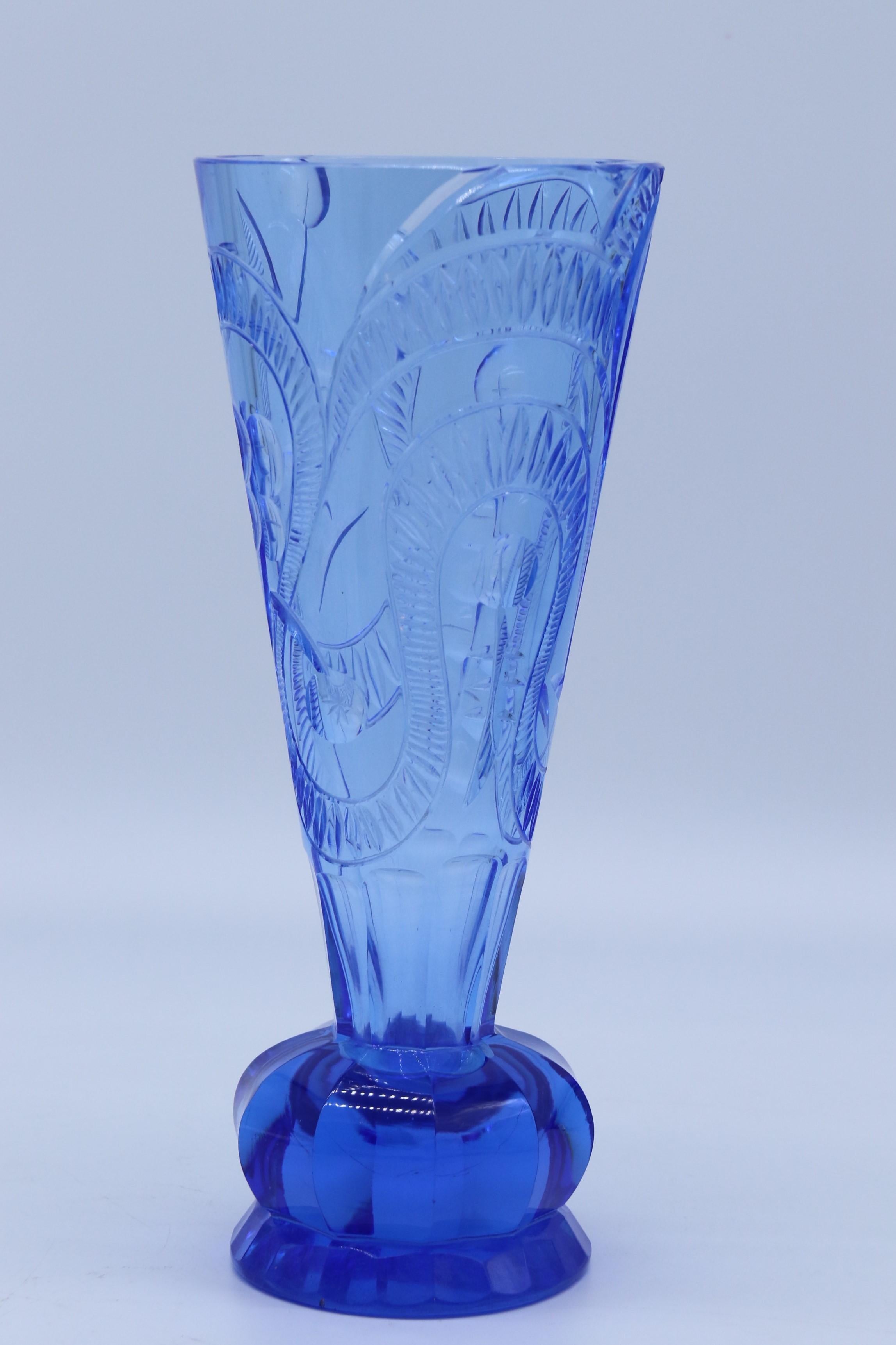 20ième siècle Vase en verre taillé bleu saphir d'époque Art déco, vers 1930 en vente