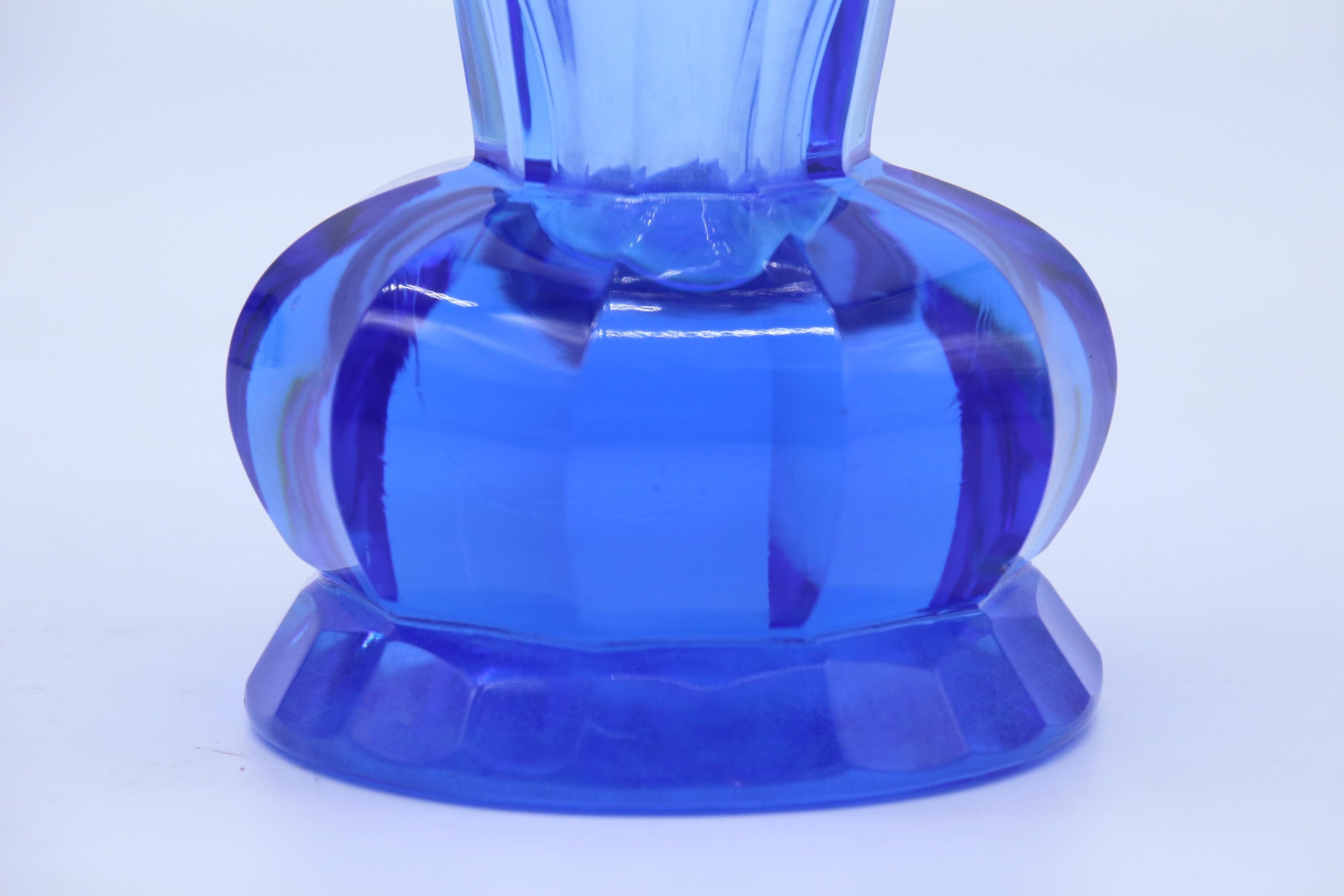 Art Deco period sapphire blue cut glass vase, circa 1930 For Sale 2