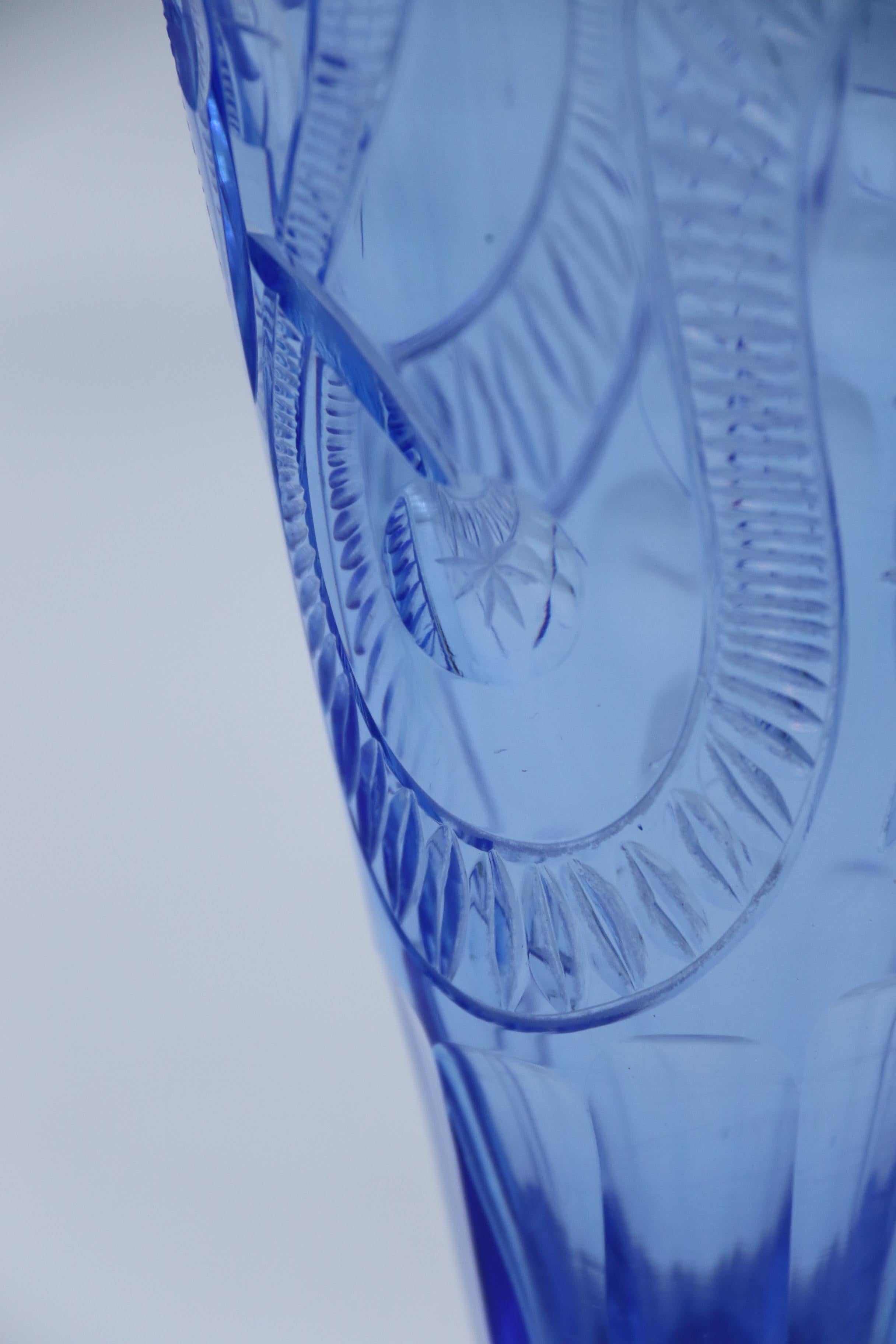 Vase en verre taillé bleu saphir d'époque Art déco, vers 1930 en vente 3