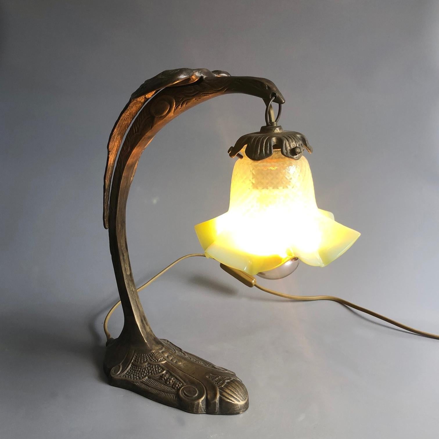 Art Deco Period Sculptural Falcon Brass and Petroleum Shade Table Lamp, 1930s For Sale 2