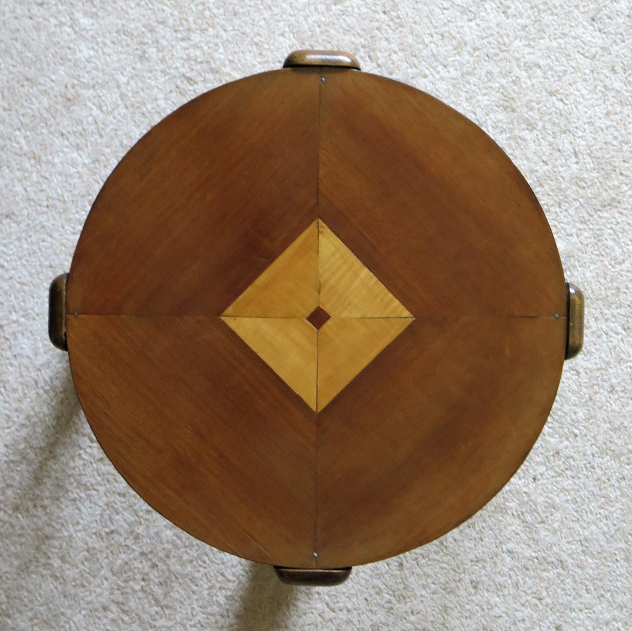 Table d'appoint d'époque Art Déco avec plateau en placage de quart et pieds en chêne, vers 1930 en vente 3