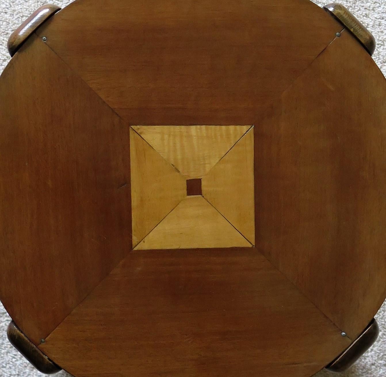 Table d'appoint d'époque Art Déco avec plateau en placage de quart et pieds en chêne, vers 1930 en vente 4