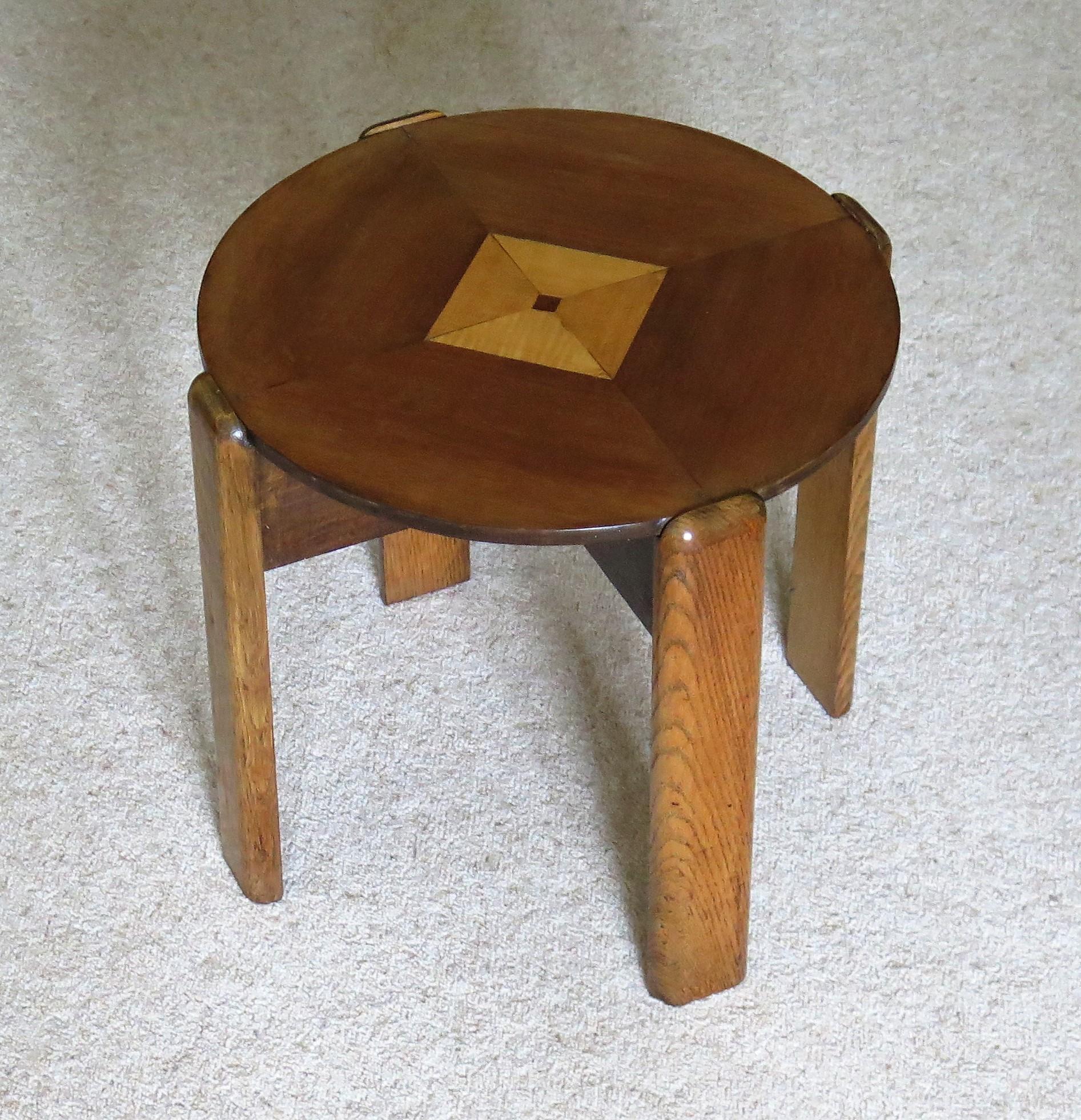 Bois de feuillus Table d'appoint d'époque Art Déco avec plateau en placage de quart et pieds en chêne, vers 1930 en vente