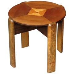 Mesa auxiliar de época art déco con tablero chapado en cuarto y patas de roble, ca. 1930