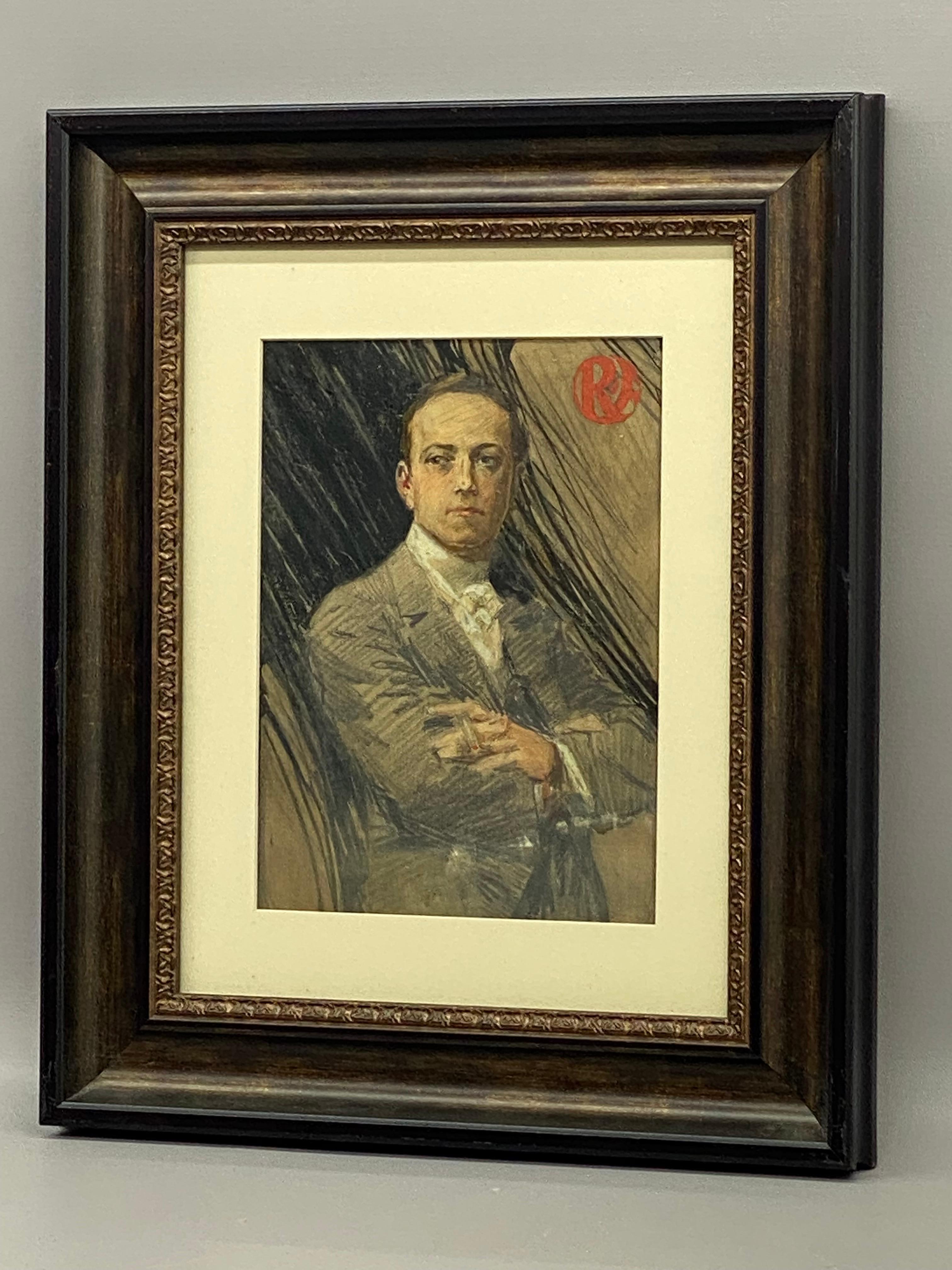 Illustrazione a tecnica mista di un elegante uomo che fuma, risalente al periodo Art Deco americano. Acquerello, pastello a olio, pastello e grafite su carta. L'uomo sta a braccia conserte con una sigaretta in mano e un'espressione piuttosto seria.