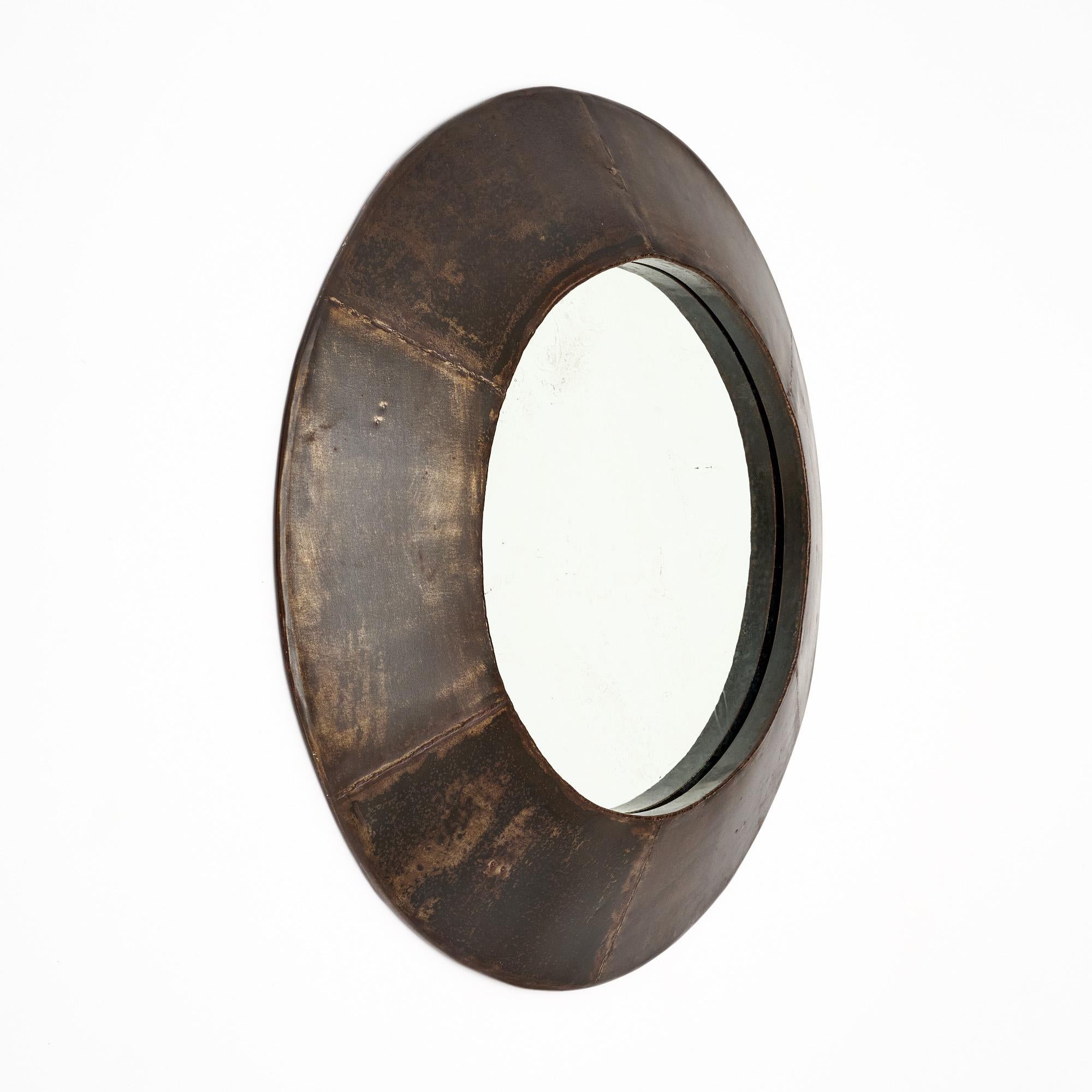 Miroir français de la période Art Déco avec un cadre rond entourant un miroir central rond. Le cadre est fabriqué à partir de pièces de métal soudées entre elles. Cette pièce est en très bon état et ne présente qu'une usure superficielle mineure due