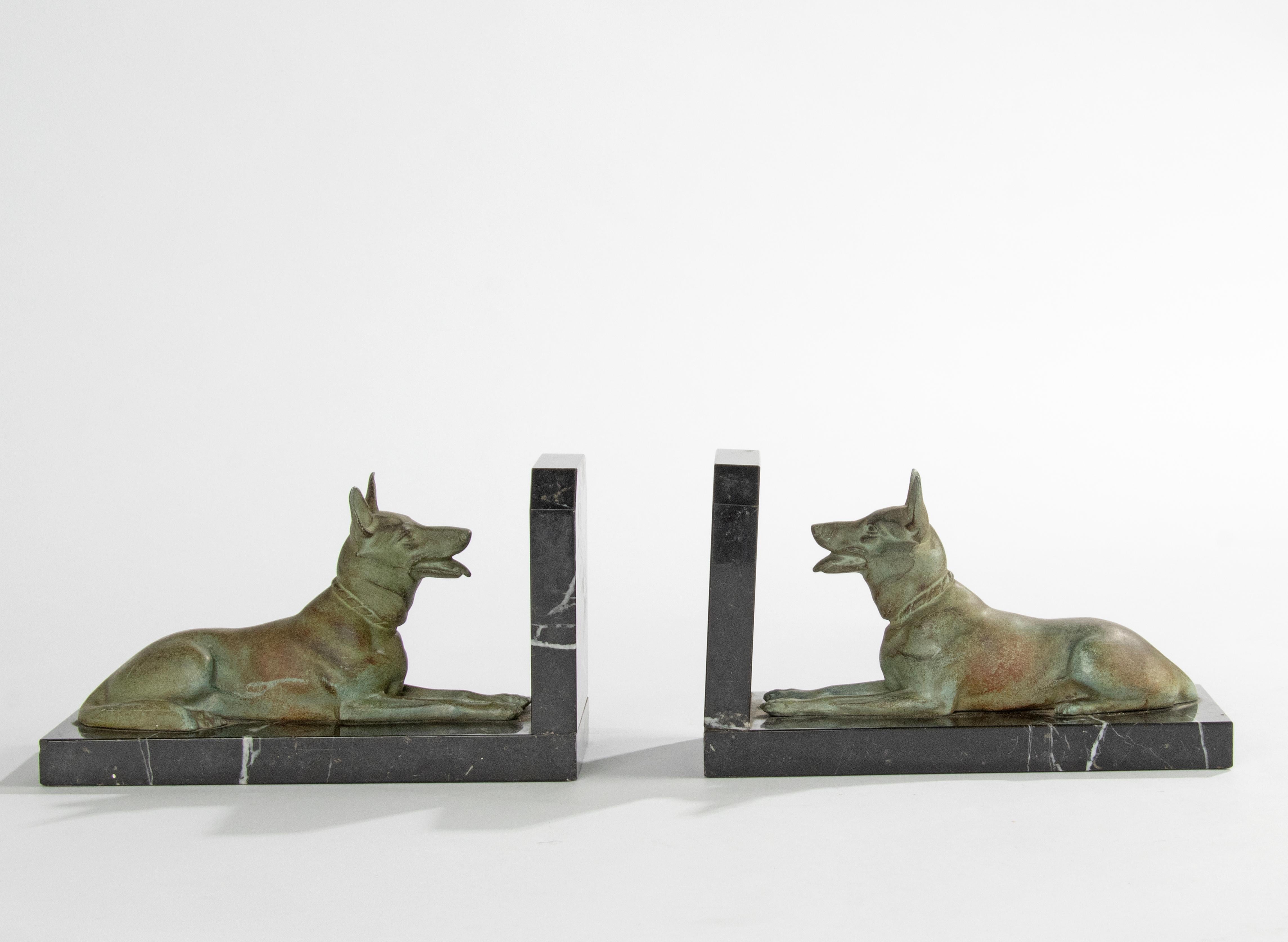 Art Deco Period Spelter and Marble Bookends with Belgian Shepherd Dogs In Good Condition In Casteren, Noord-Brabant
