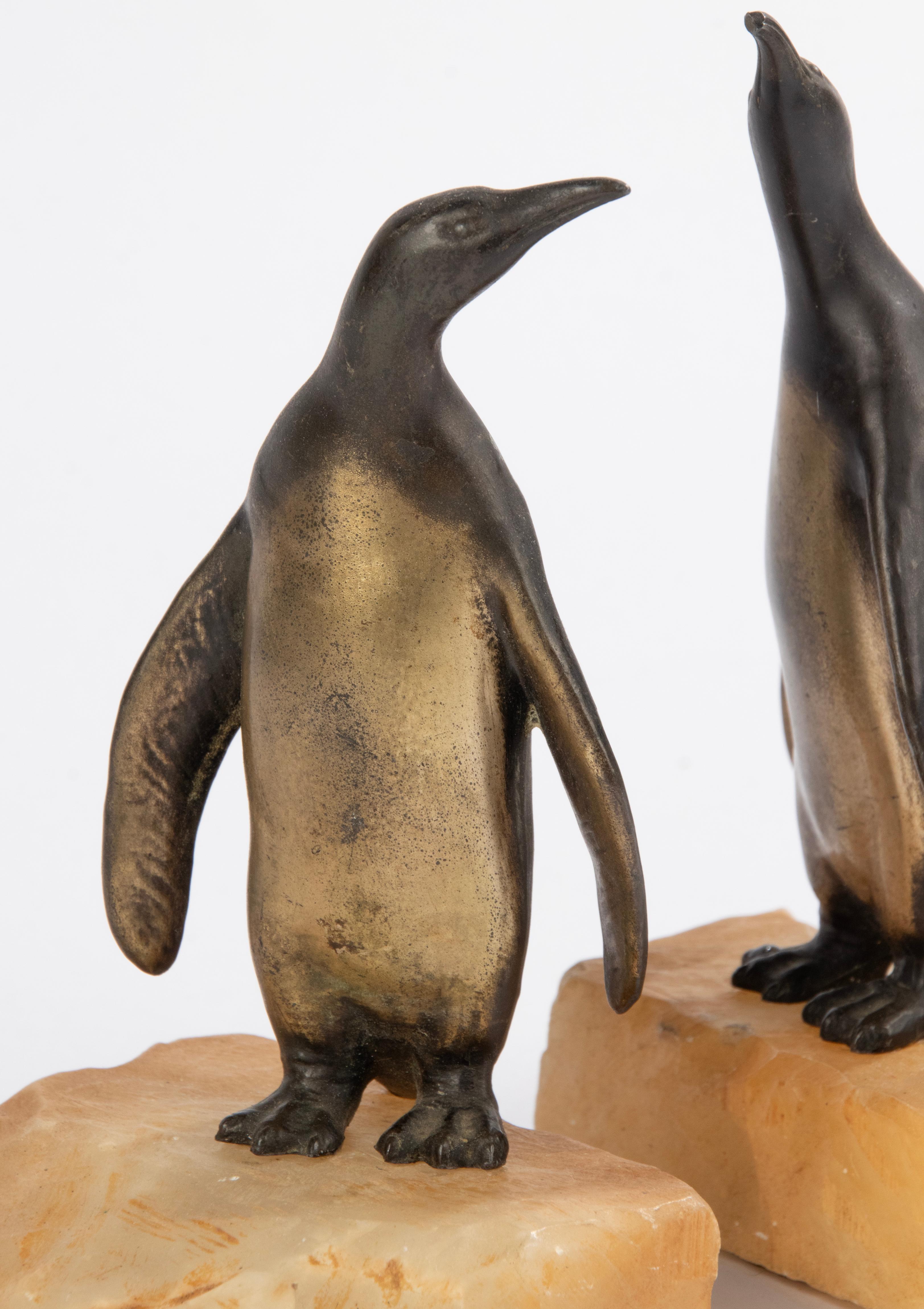 Art Deco Periode Zinn Buchstütze mit Pinguinen  (Art déco) im Angebot