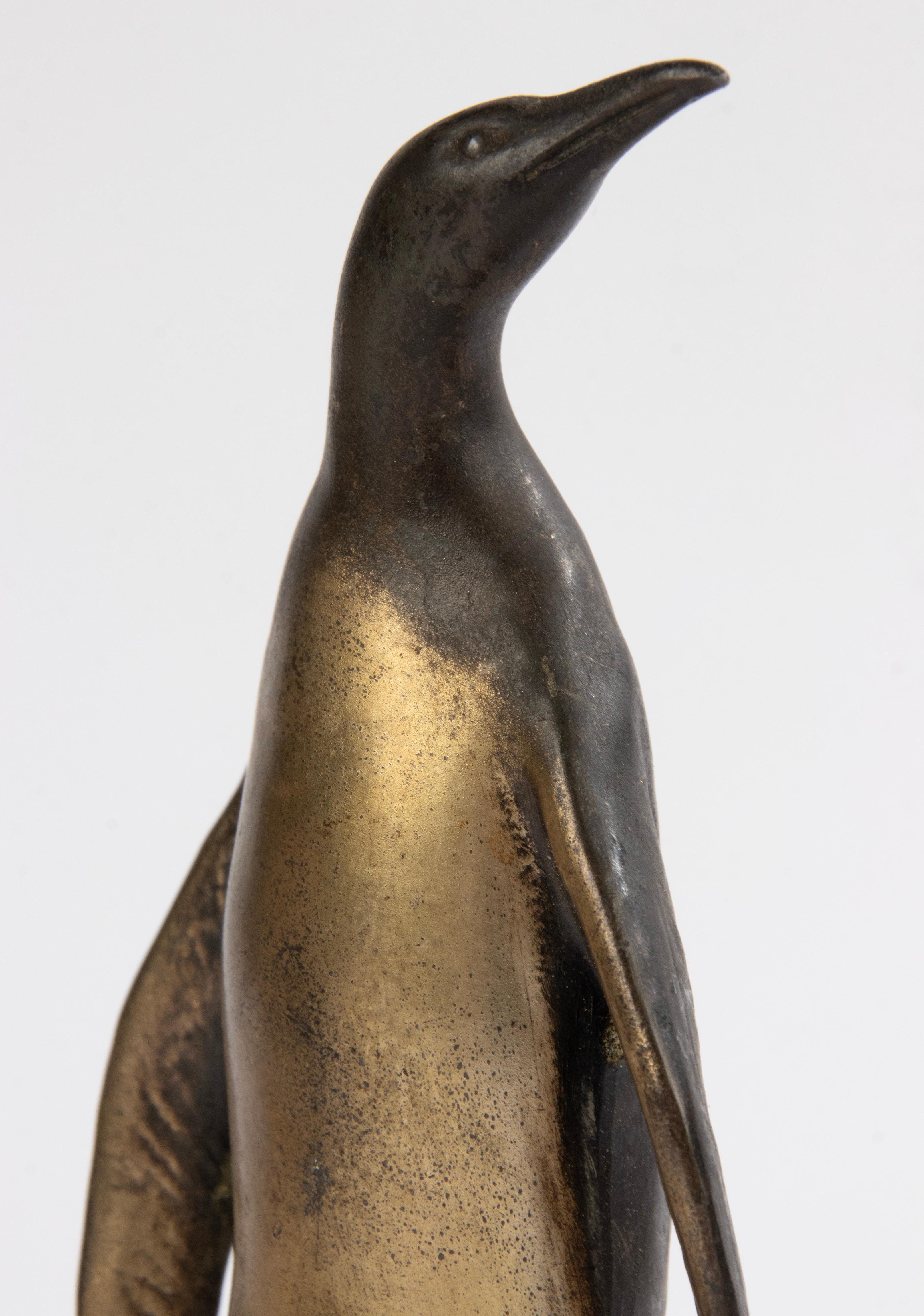 Art Deco Periode Zinn Buchstütze mit Pinguinen  (Frühes 20. Jahrhundert) im Angebot