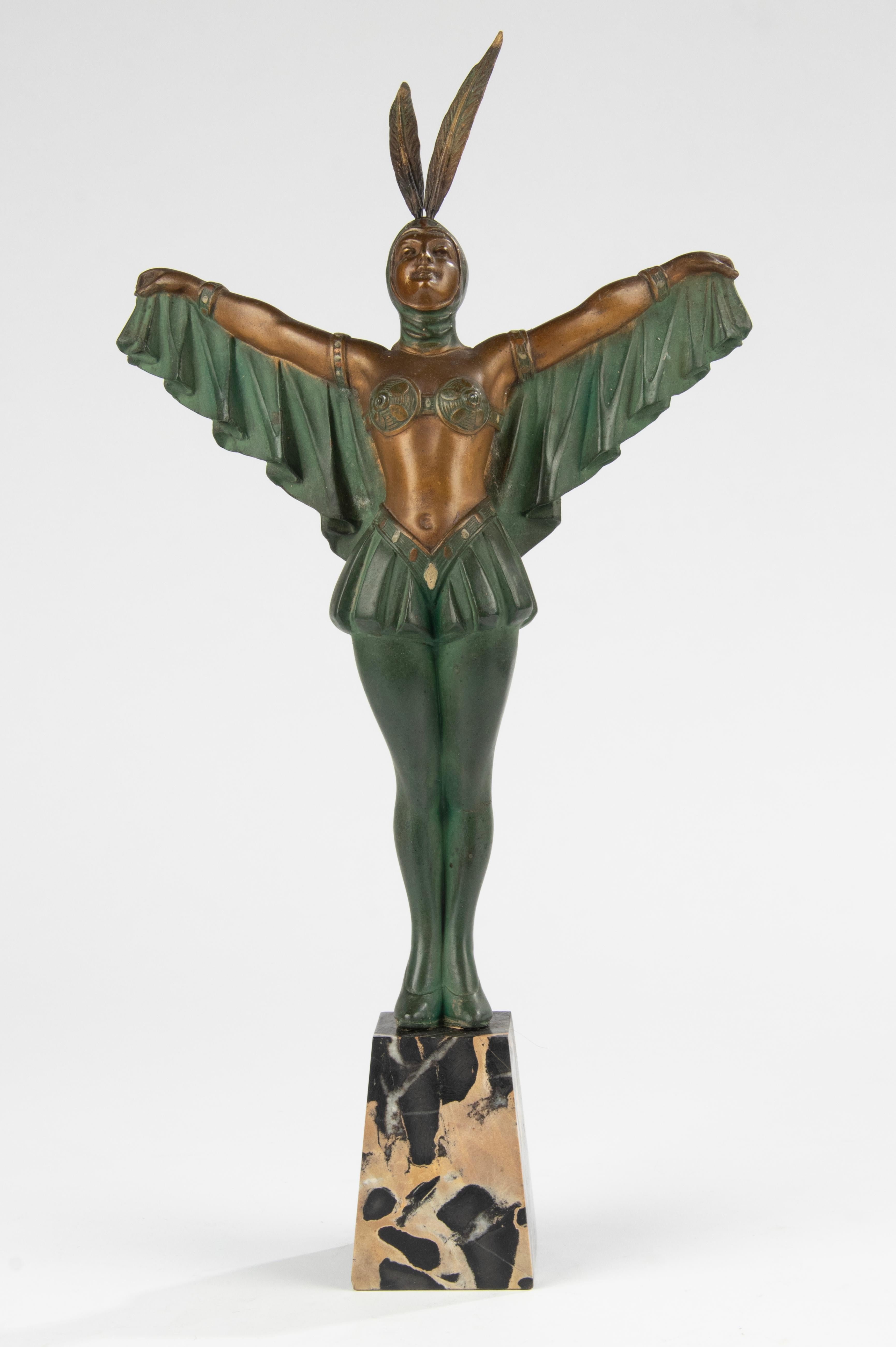 Français Sculpture en acier inoxydable d'époque Art déco représentant une danseuse de Flapper en vente