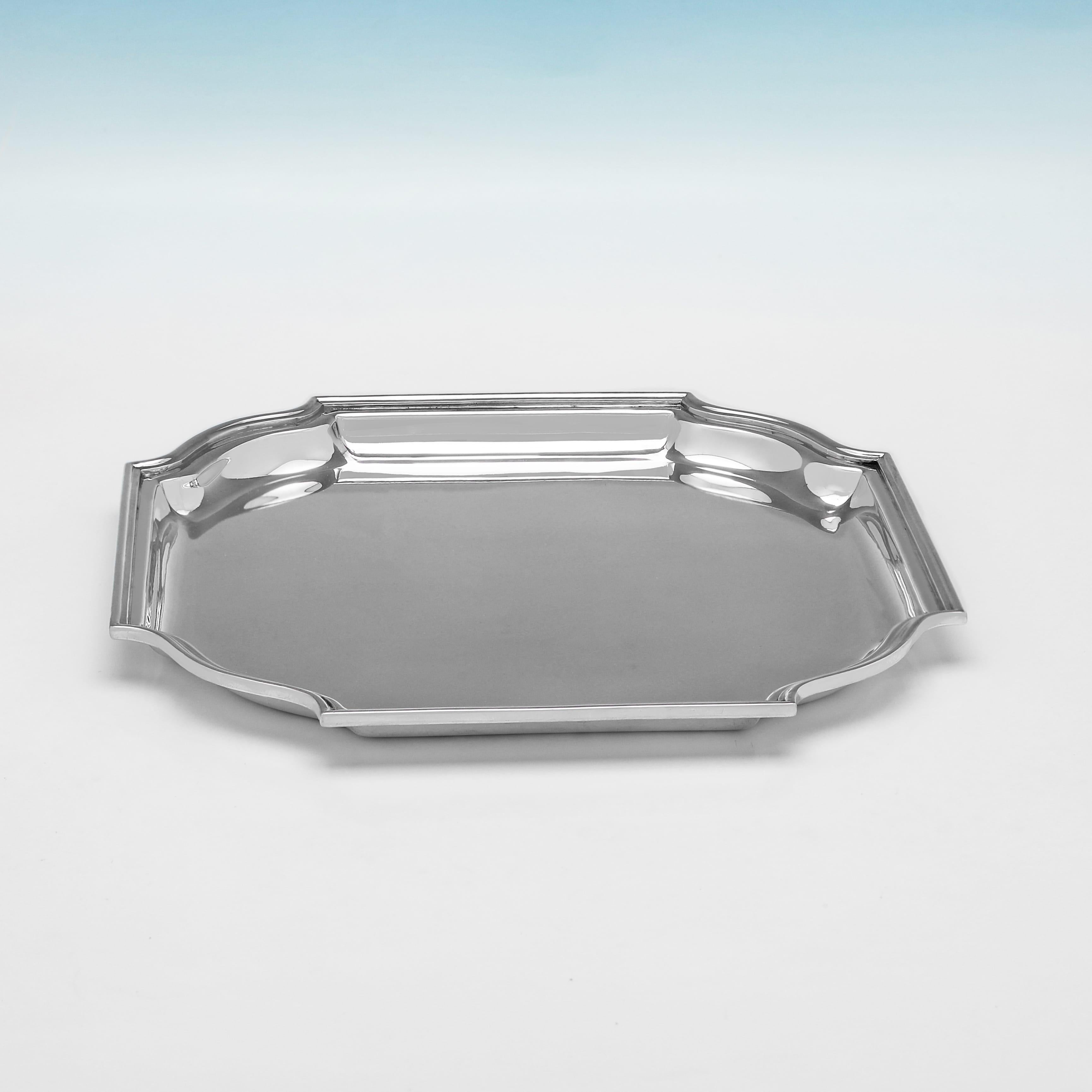 Bandeja cuadrada de plata de ley de la época Art Déco - fabricada en Londres en 1944 Art Decó en venta