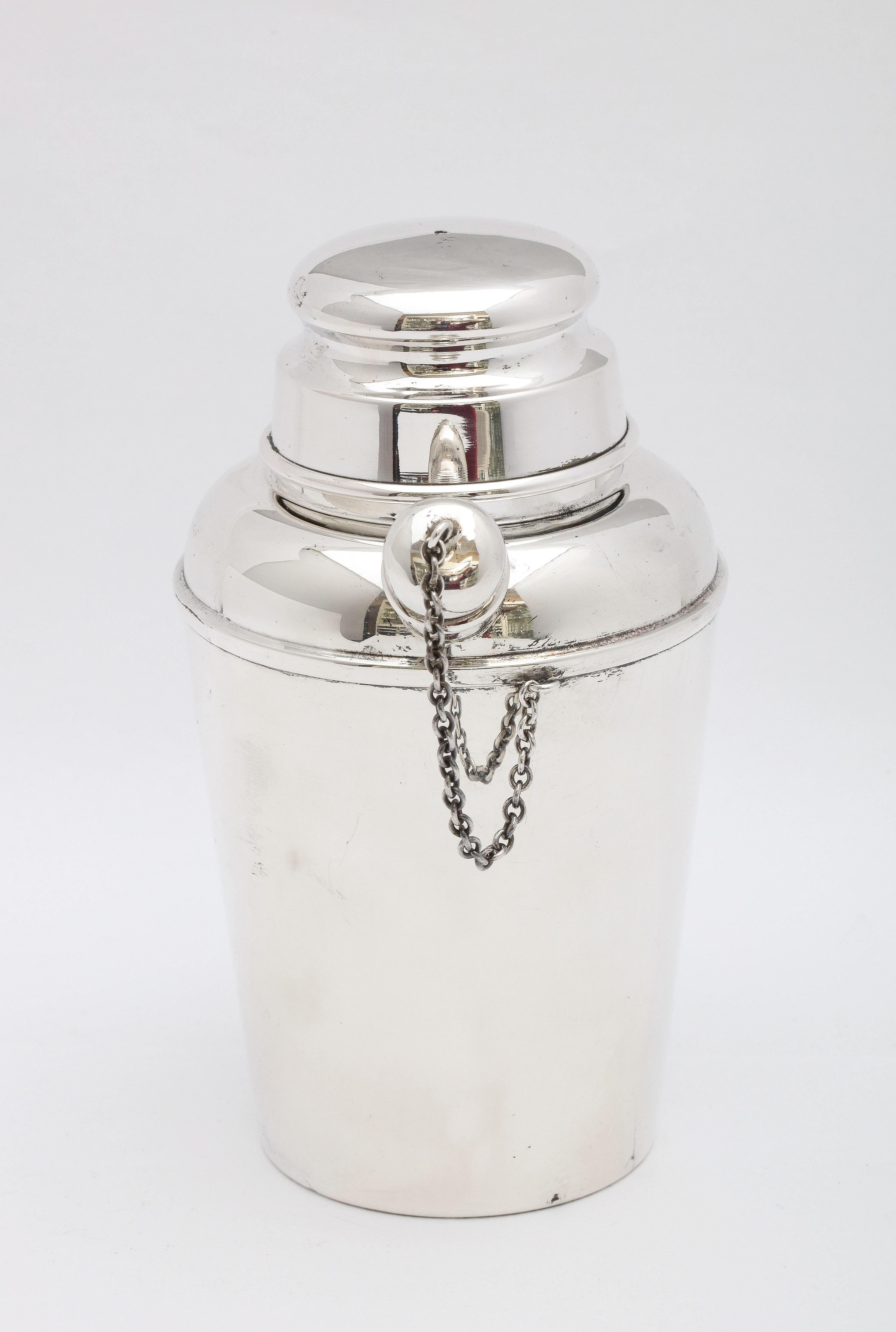 Art Deco Period Sterling Silver Cocktail Shaker In Good Condition In New York, NY