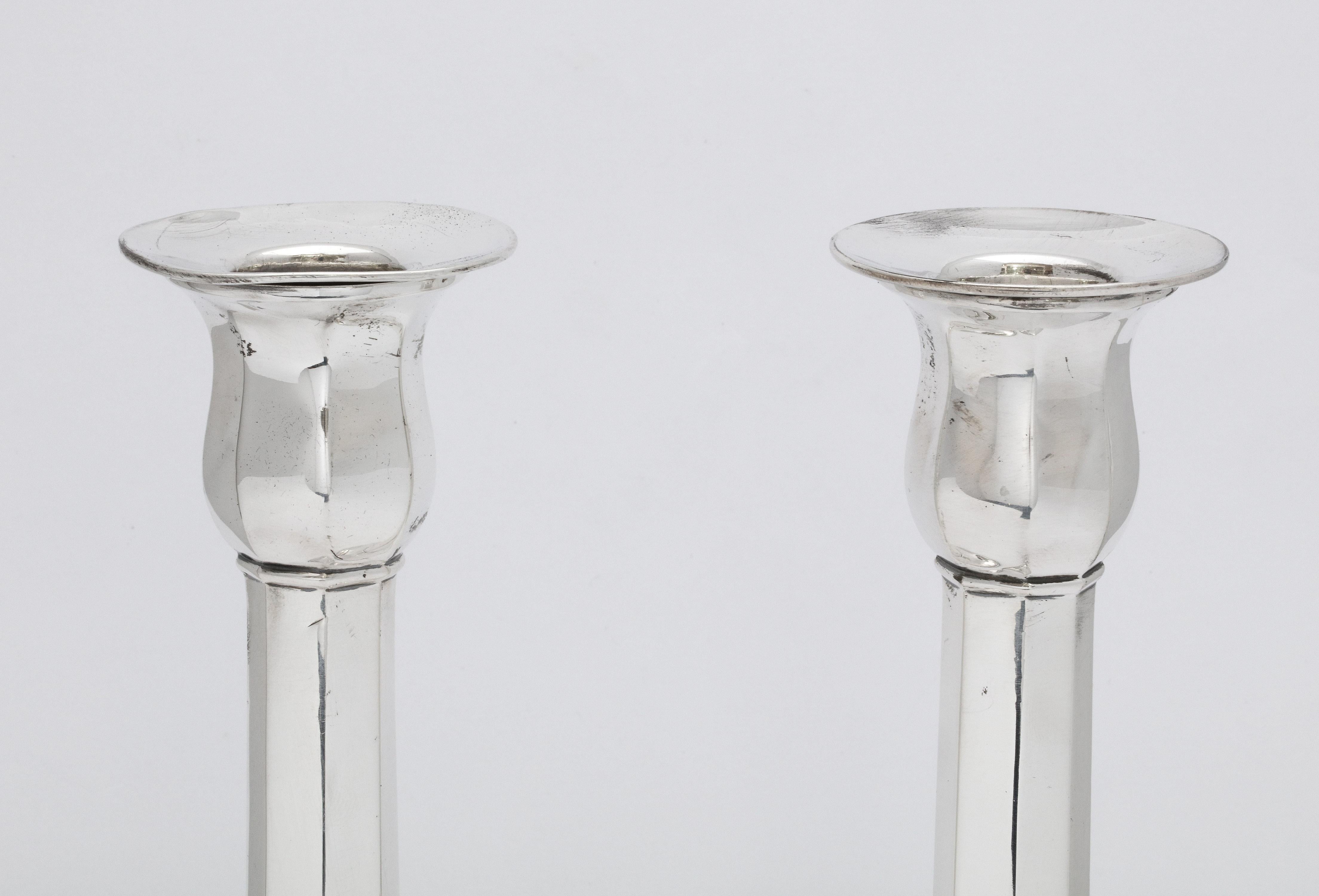 Art Deco Period Sterling Silver Column-Form Candlesticks In Good Condition In New York, NY