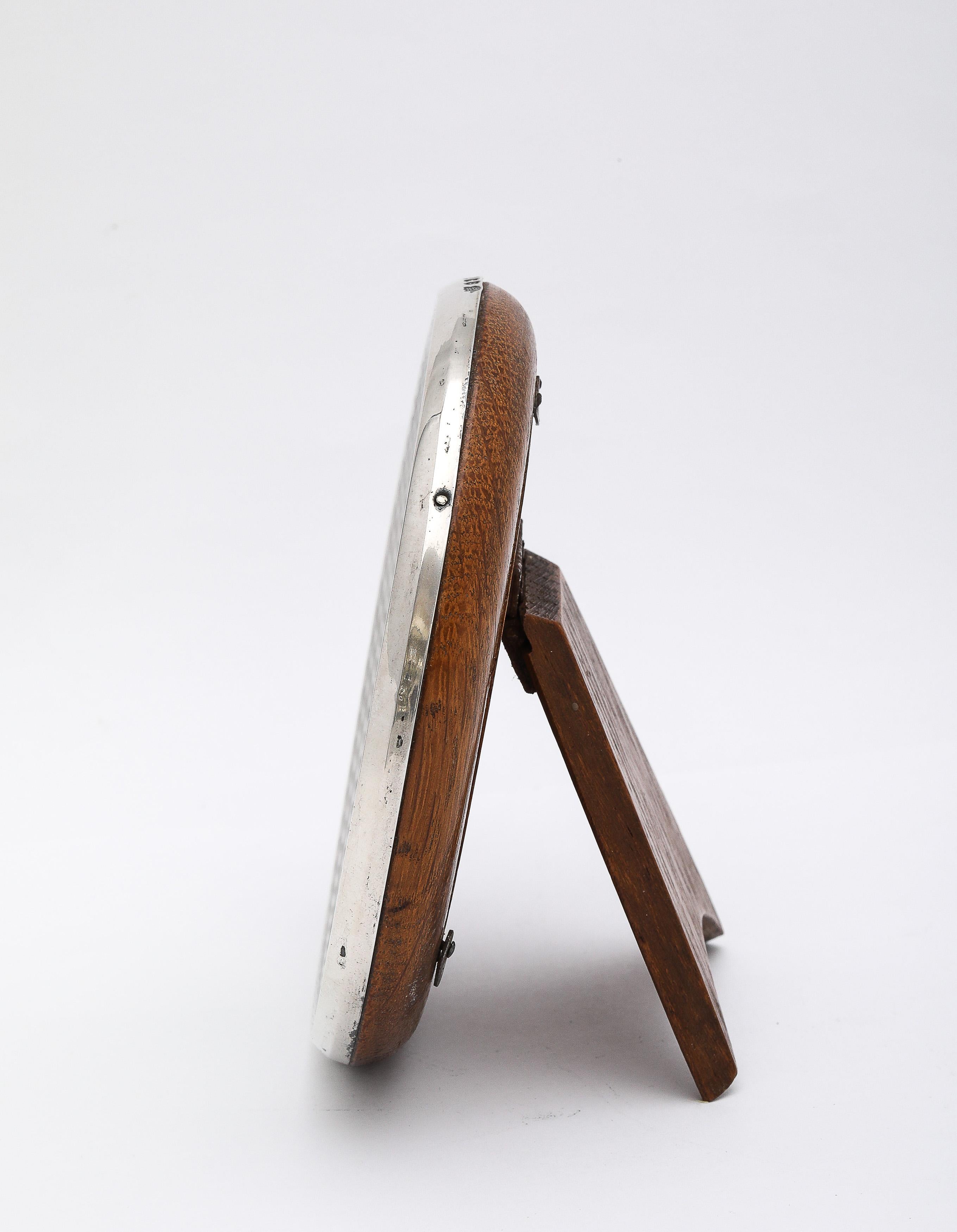 Inglese Cornice in argento Sterling del periodo Art Deco con motore e supporto in Wood in vendita