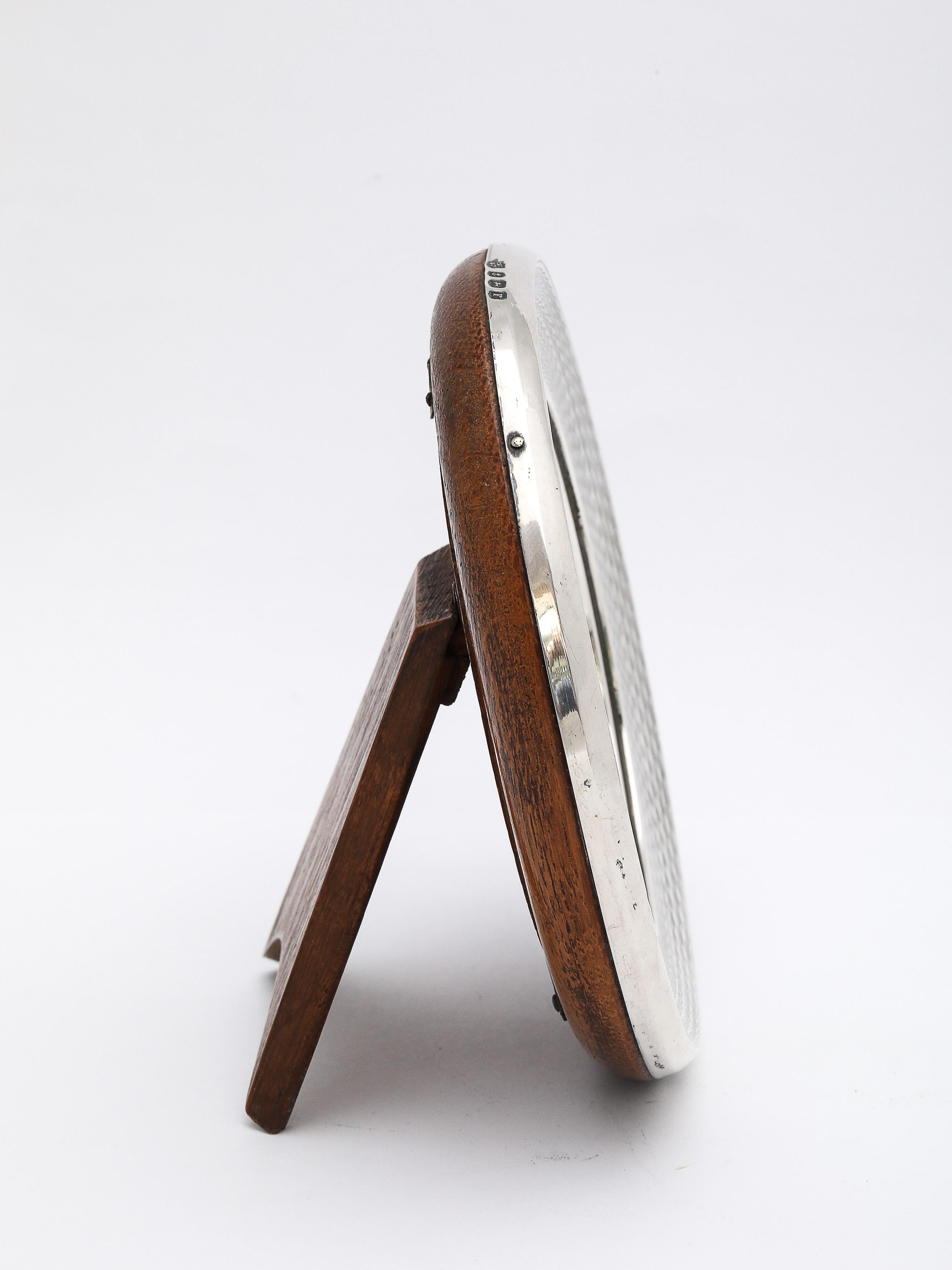Inizio XX secolo Cornice in argento Sterling del periodo Art Deco con motore e supporto in Wood in vendita